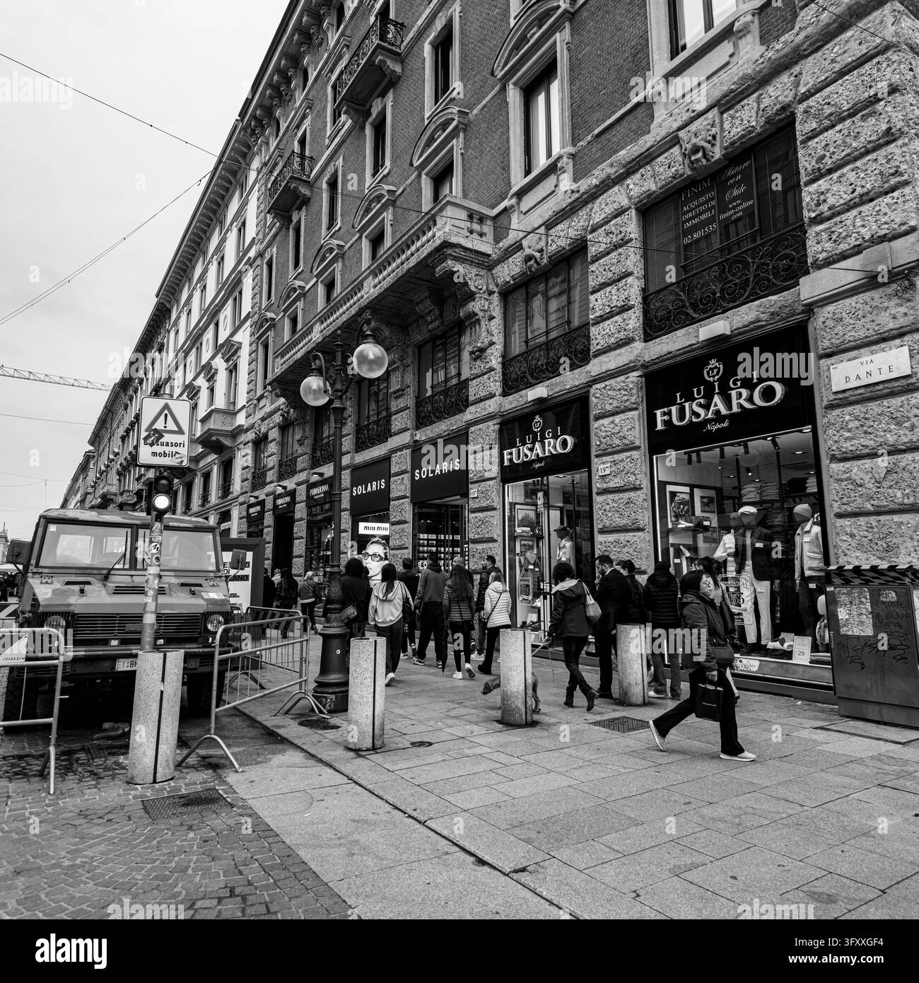 MILAN, ITALIEN - 18. OKTOBER 2026 - Fußgänger gehen an historischen Geschäften auf der Via Dante in Mailand, Italien, vorbei, während sie Sightseeing machen Stockfoto
