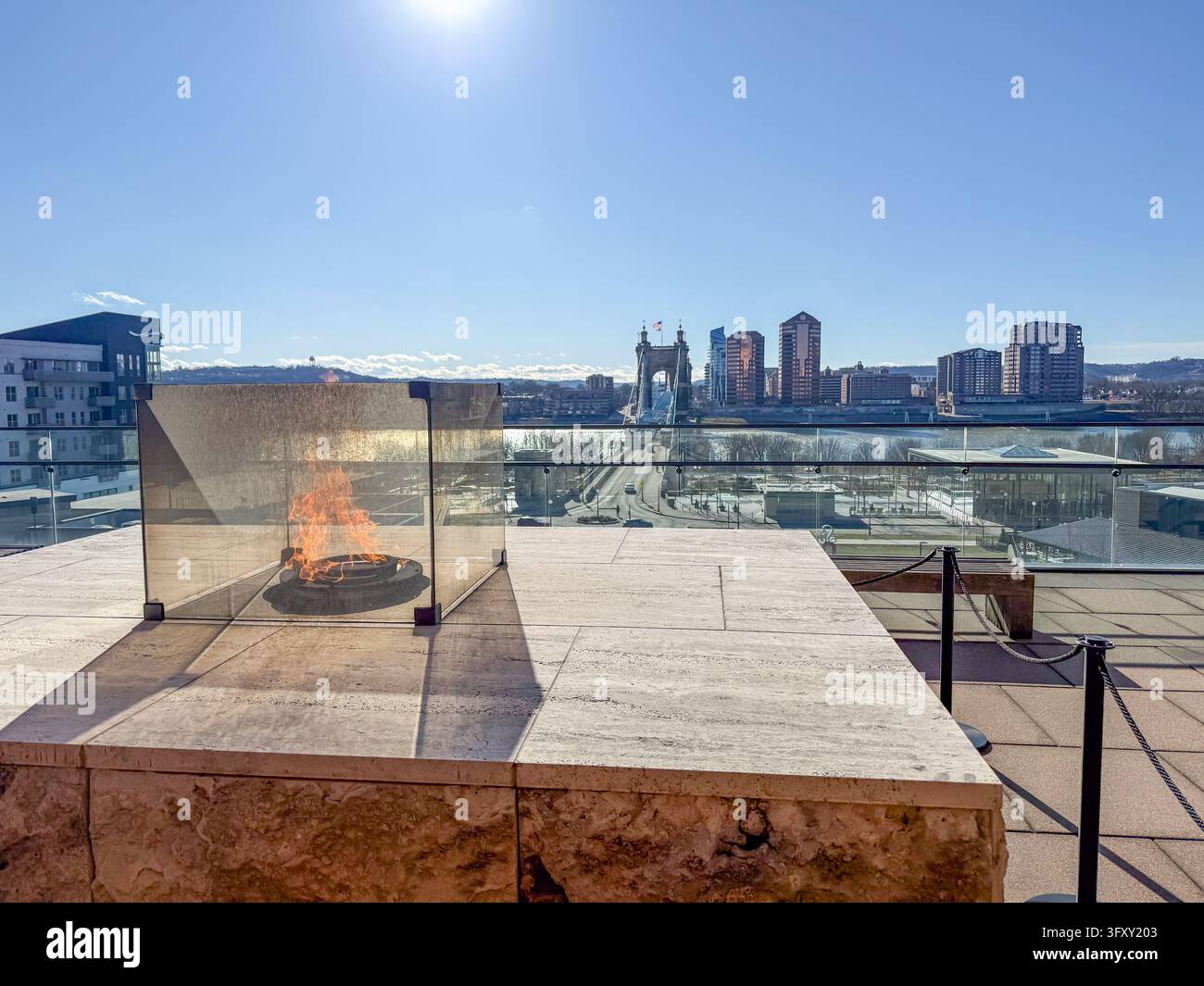 Cincinnati, Ohio - 10.10.2026: Die ewige Flamme der Freiheit brennt auf dem Balkon des National Underground Railroad Freedom Center in Cincinnati Stockfoto