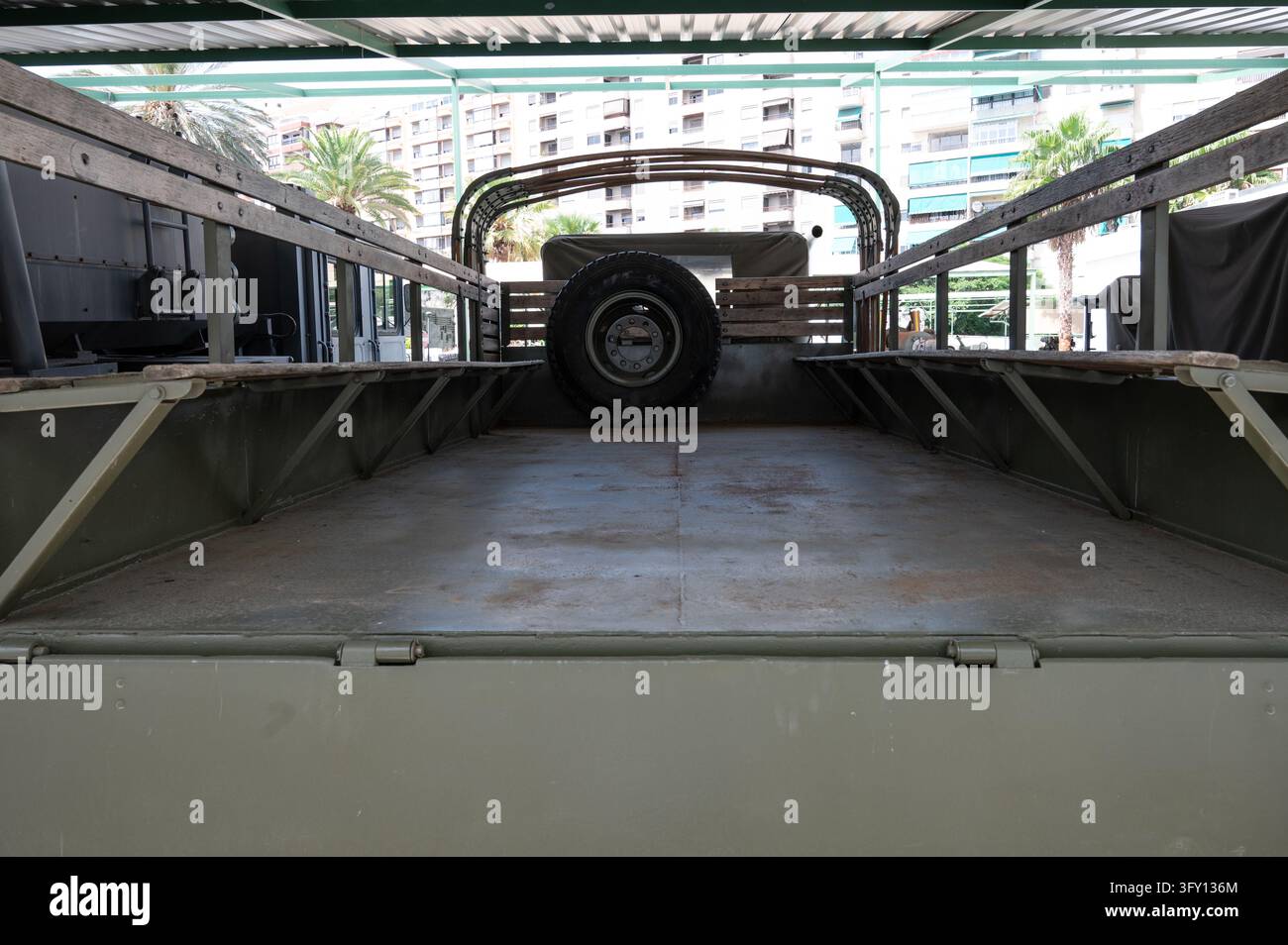 Rückansicht des Ladebereichs und der Truppenbänke eines AM General Kaiser M813-Militär-LKWs im Almeyda-Militärmuseum. Stockfoto