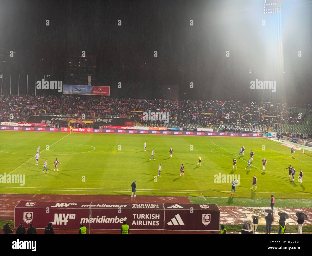 Feiern 80 Jahre Tradition mit einem Derby-Sieg! FK Sarajevo 2–0 FK ZeljezniCar im Stadion Hasan Ferhatovic Hase. - Smartphone-aufgenommenes Stockfoto