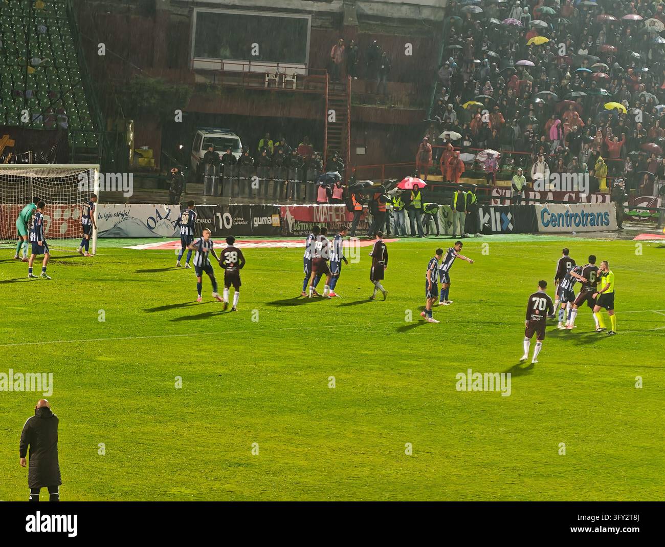 Feiern 80 Jahre Tradition mit einem Derby-Sieg! FK Sarajevo 2–0 FK ZeljezniCar im Stadion Hasan Ferhatovic Hase. - Smartphone-aufgenommenes Stockfoto