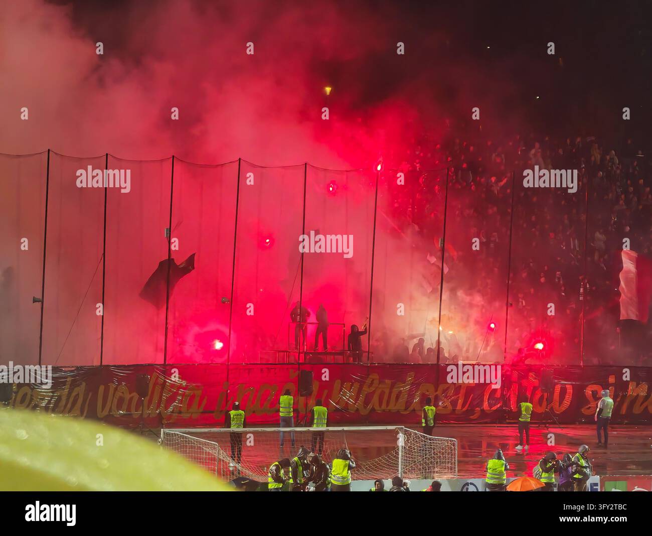 Feiern 80 Jahre Tradition mit einem Derby-Sieg! FK Sarajevo 2–0 FK ZeljezniCar im Stadion Hasan Ferhatovic Hase. - Smartphone-aufgenommenes Stockfoto
