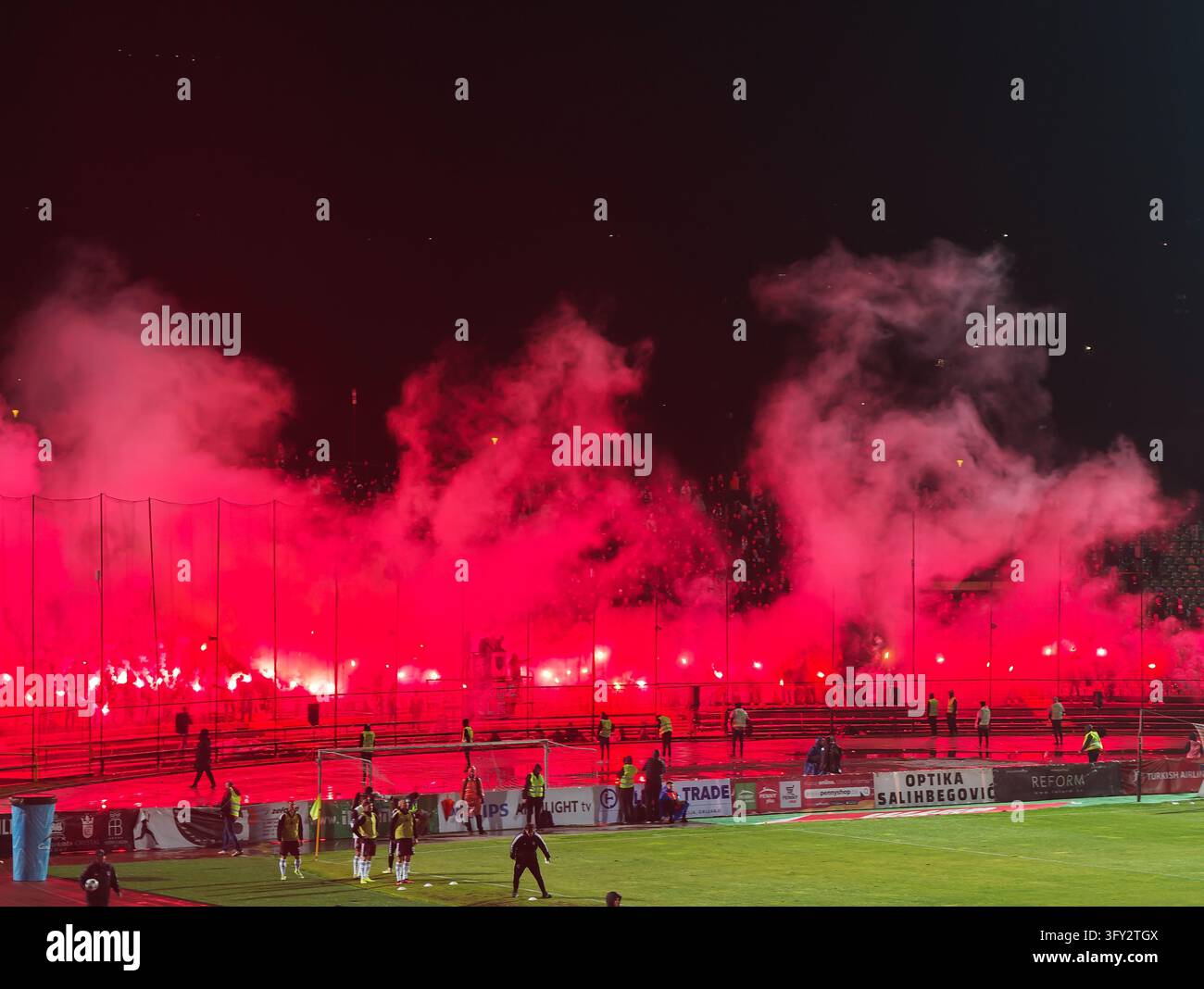 Feiern 80 Jahre Tradition mit einem Derby-Sieg! FK Sarajevo 2–0 FK ZeljezniCar im Stadion Hasan Ferhatovic Hase. - Smartphone-aufgenommenes Stockfoto