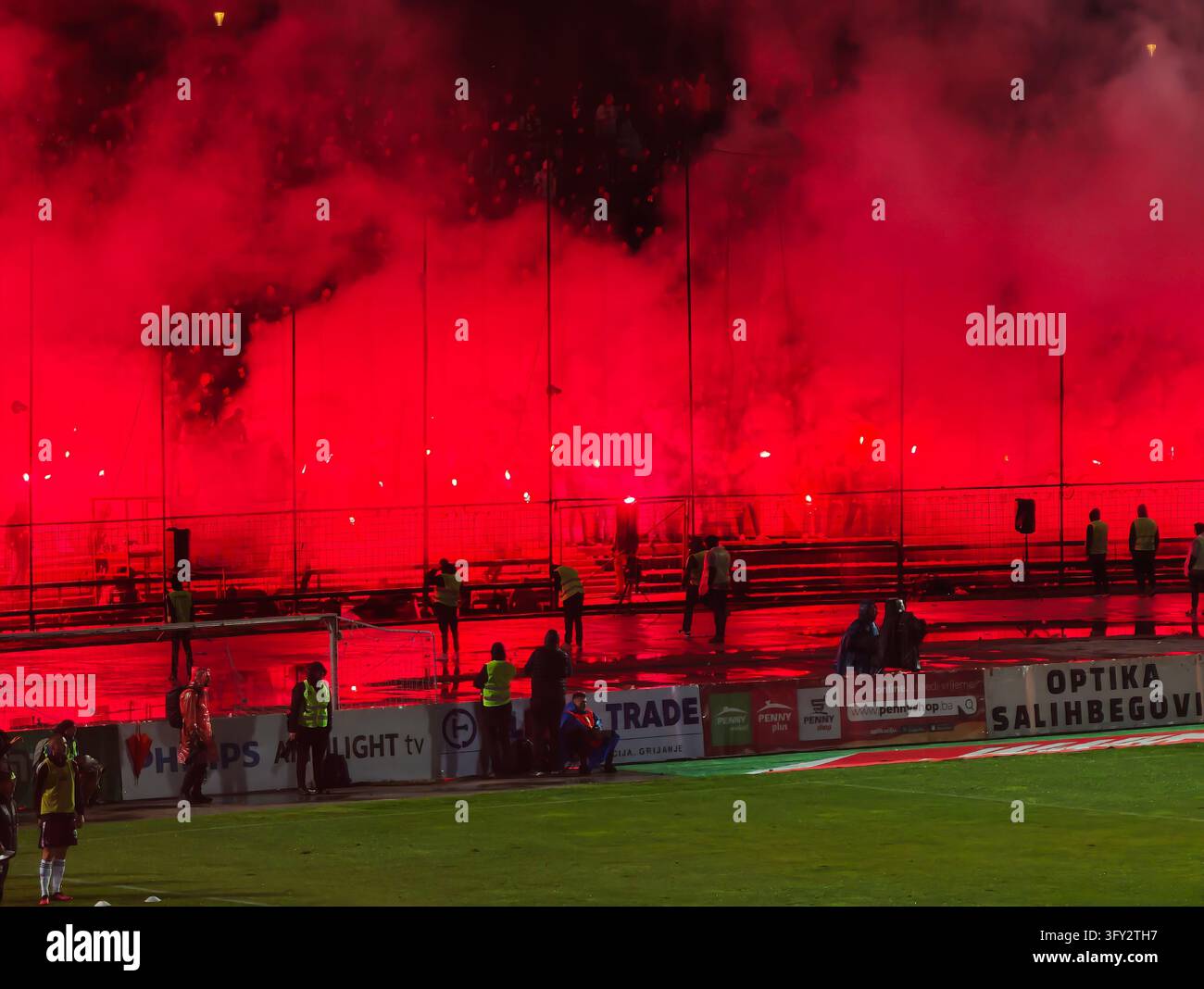Feiern 80 Jahre Tradition mit einem Derby-Sieg! FK Sarajevo 2–0 FK ZeljezniCar im Stadion Hasan Ferhatovic Hase. - Smartphone-aufgenommenes Stockfoto