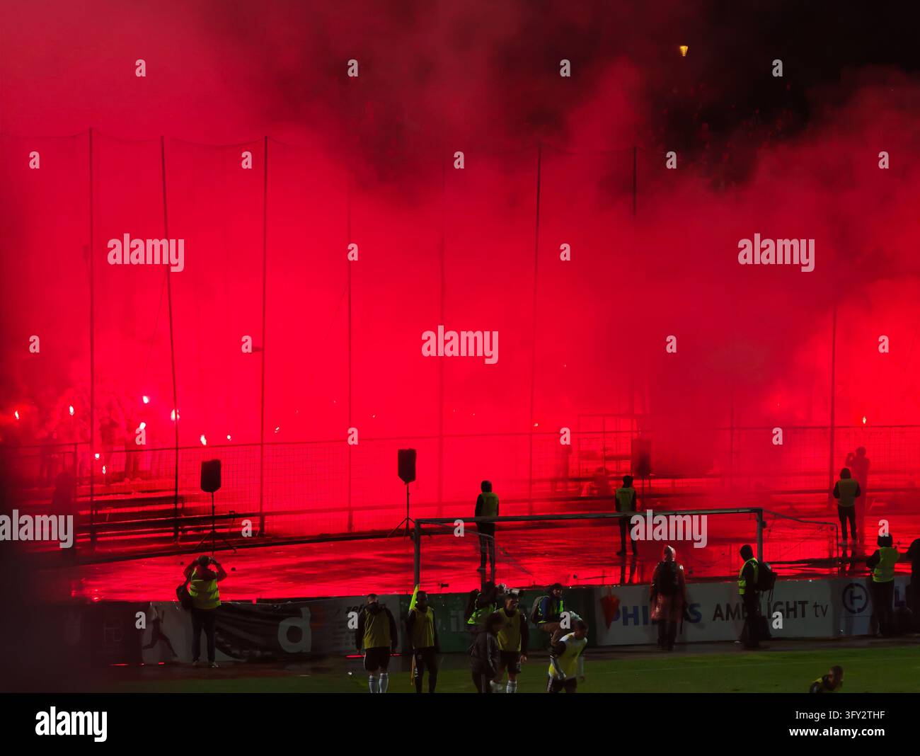 Feiern 80 Jahre Tradition mit einem Derby-Sieg! FK Sarajevo 2–0 FK ZeljezniCar im Stadion Hasan Ferhatovic Hase. - Smartphone-aufgenommenes Stockfoto