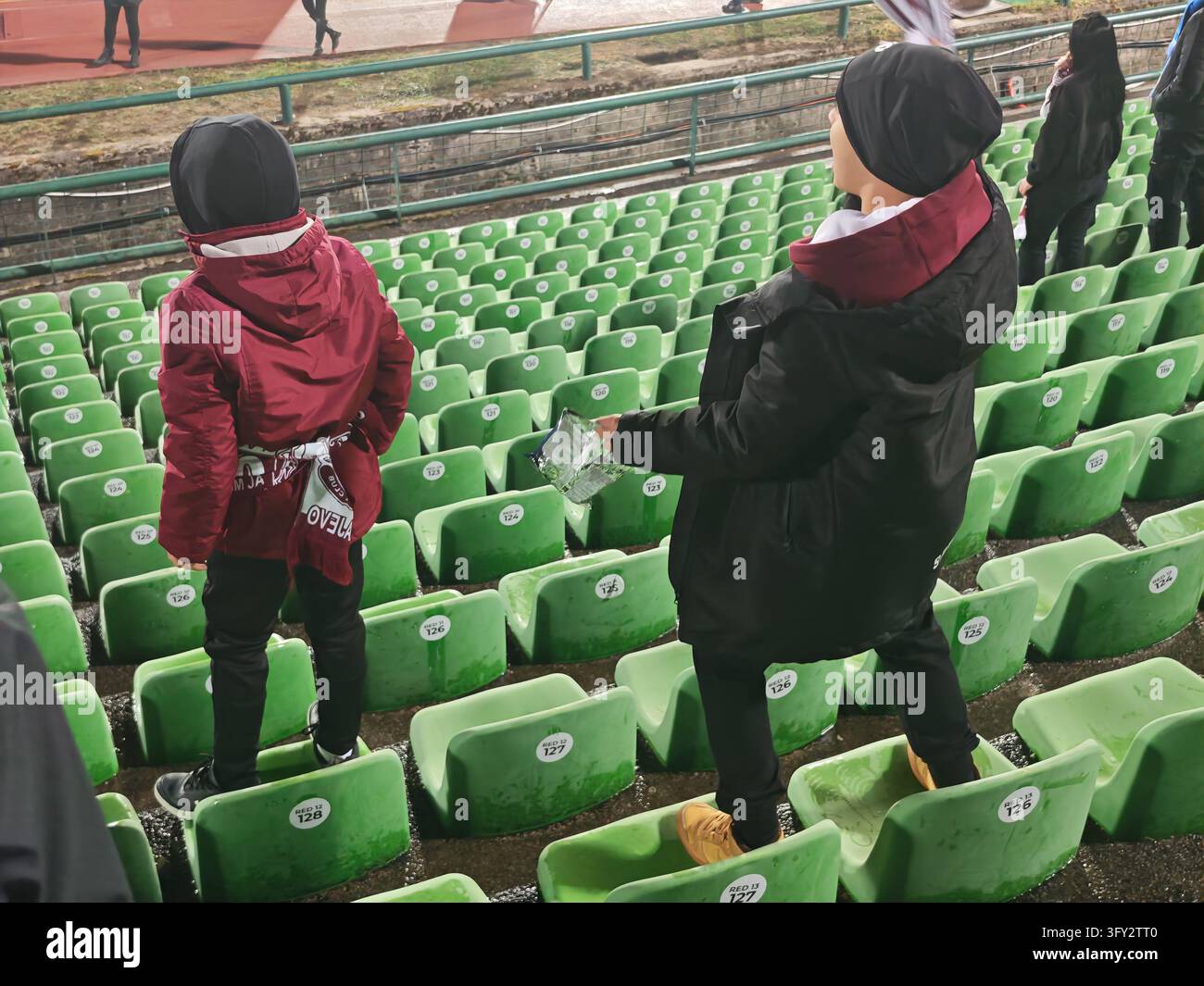 Feiern 80 Jahre Tradition mit einem Derby-Sieg! FK Sarajevo 2–0 FK ZeljezniCar im Stadion Hasan Ferhatovic Hase. - Smartphone-aufgenommenes Stockfoto