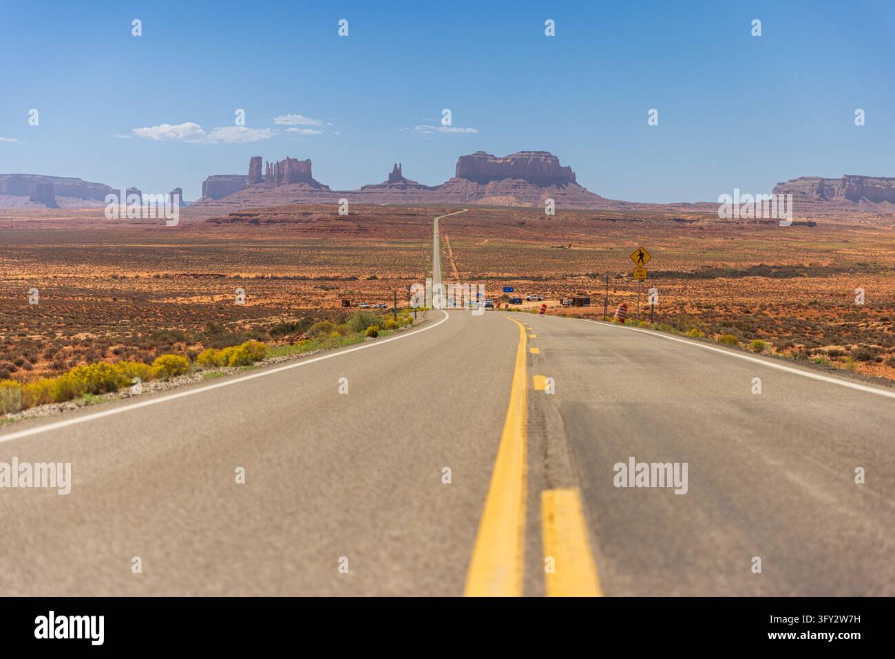 Prachtvolle US-Highway 163 führt zum Monument Valley am berühmten Forrest-Gump-Punkt in Utah Stockfoto