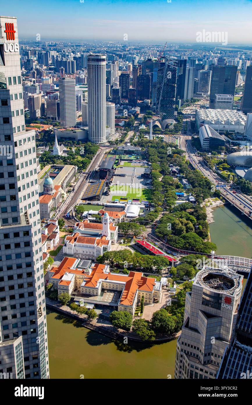 Stadtansicht von Padang und Museum vom Sky Garden im CapitaSpring, Singapur Stockfoto