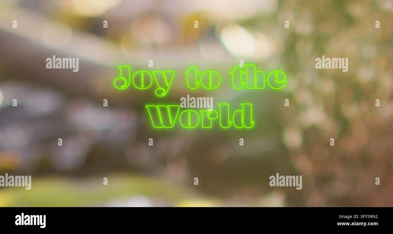 Leuchtend neongrüner zweizeiliger Text „Joy to World“, der über einem moosbewachsenen Bachufer schwebt, mit Bokeh. Overlay, Typografie, Glühen, Smaragd, Wald, Steine Stockfoto