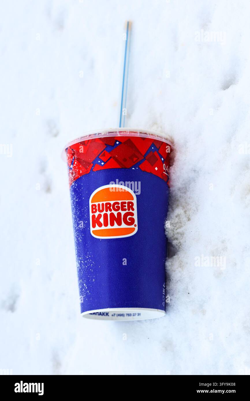 Orenburg, Russland - 18. Januar 2025 Verlassener Burger-King-Becher Schnee Eine Wintergeschichte über weggeworfenen Fast-Food-Müll. Redaktionell. Stockfoto