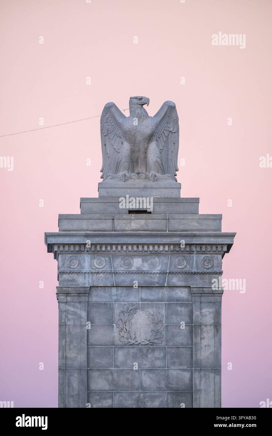 Granitadler-Pylon an der Arlington Memorial Bridge in Washington DC | WASHINGTON — Ein Granitadler mit halb gehobenen Flügeln krönt einen Pylon am westlichen Ende der Arlington Memorial Bridge auf Columbia Island vor einem rosafarbenen Abendhimmel, Freitag, 23. Oktober 2026. Der Pylon steht am Memorial Circle im Lady Bird Johnson Park in Washington, D.C., und ist einer von vier identischen Granitpylonen, die vom National Park Service verwaltet werden. William Mitchell Kendall von McKim, Mead & White entwarf die Pylone, die 1929 erbaut wurden. Der Bildhauer Carl Paul Jennewein modellierte die Adler, die vor Ort aus 30-Tonnen-Granitkappen gemeißelt wurden Stockfoto