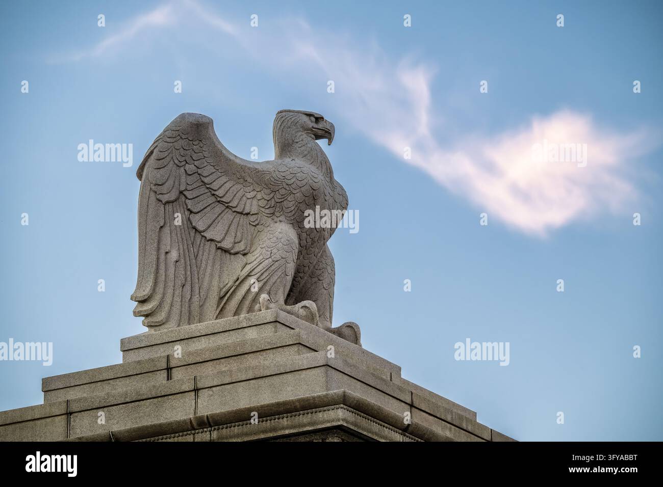 Granitadler am Memorial Circle in Washington DC | WASHINGTON — Ein Granitadler mit halb erhobenen Flügeln blickt von seinem Pylon am Memorial Circle auf Columbia Island nach Westen unter einem blauen Himmel, der von Wolken durchzogen ist, am Freitag, den 23. Oktober 2026. Der Adler ist einer von vier an den Granitpylonen am Eingang zur Arlington Memorial Bridge und zur Boundary Channel Bridge im Lady Bird Johnson Park in Washington, D.C. Carl Paul Jennewein modellierte die Adler, und Grenci & Ellis, Inc., aus Peekskill, New York, hauchten sie vor Ort aus 30-Tonnen-Granitkappen unter einem Vertrag, der am 22. April 1930 vergeben wurde. William Mitchell K Stockfoto