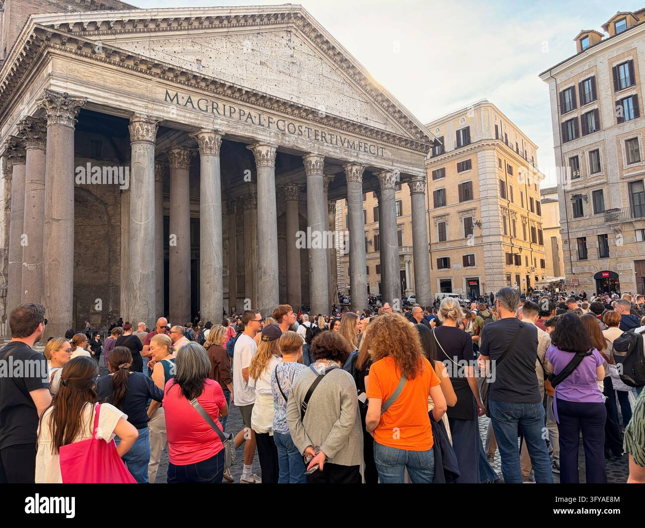 Rom, Itay - 26. Oktober 2026 - Touristen in der Schlange, um das Pantheon, Piazza della Rotonda, zu besichtigen Stockfoto