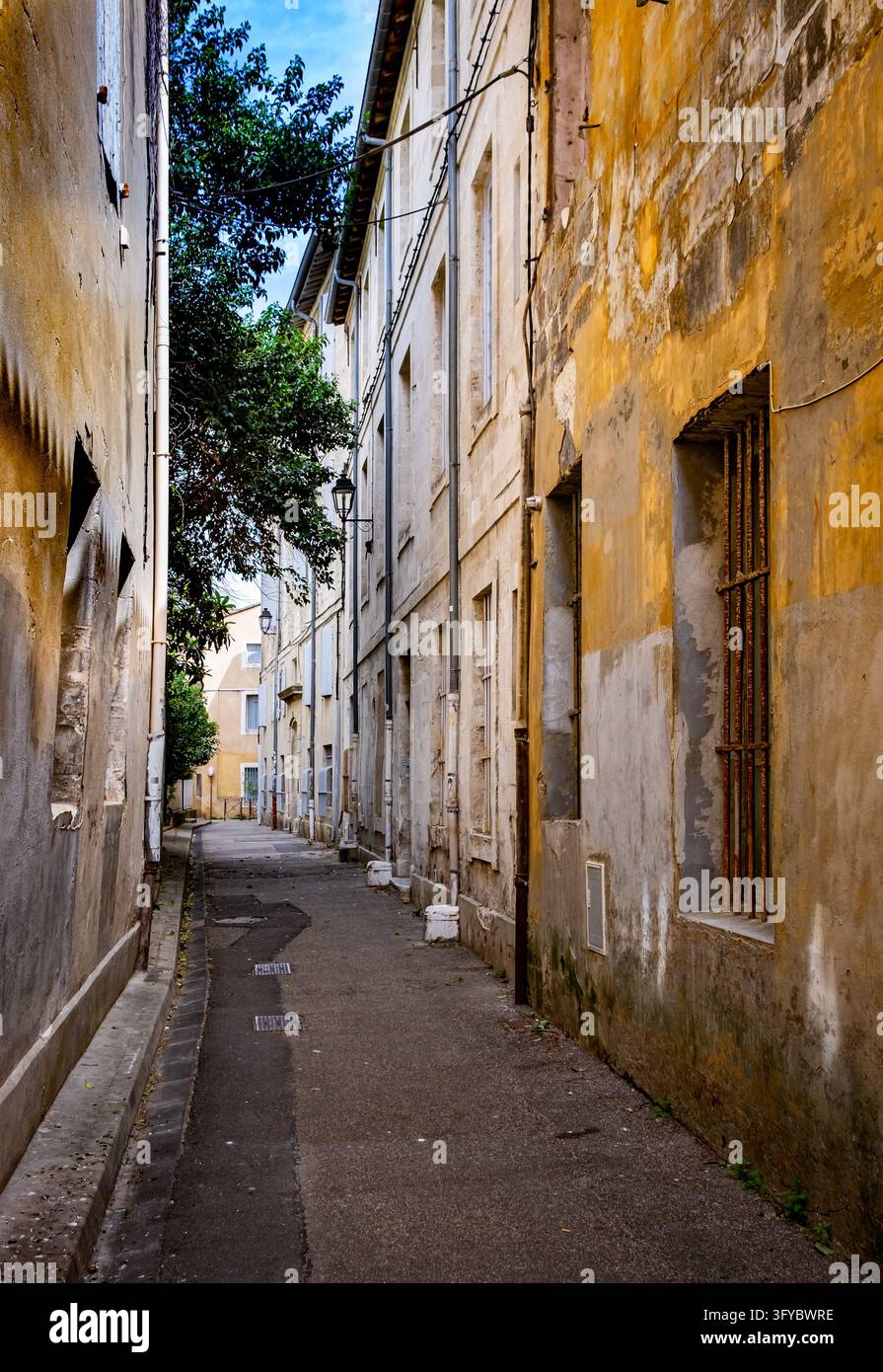 Avignon, Frankreich, 11. April 2026, Rue Baracane, eine schmale Straße innerhalb der Mauern der mittelalterlichen Stadt Stockfoto
