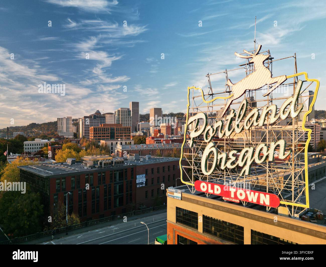 Ansicht des berühmten White Stag Portland Oregon Neonschilds auf einem Dach in Old Town mit der Stadtsilhouette Stockfoto