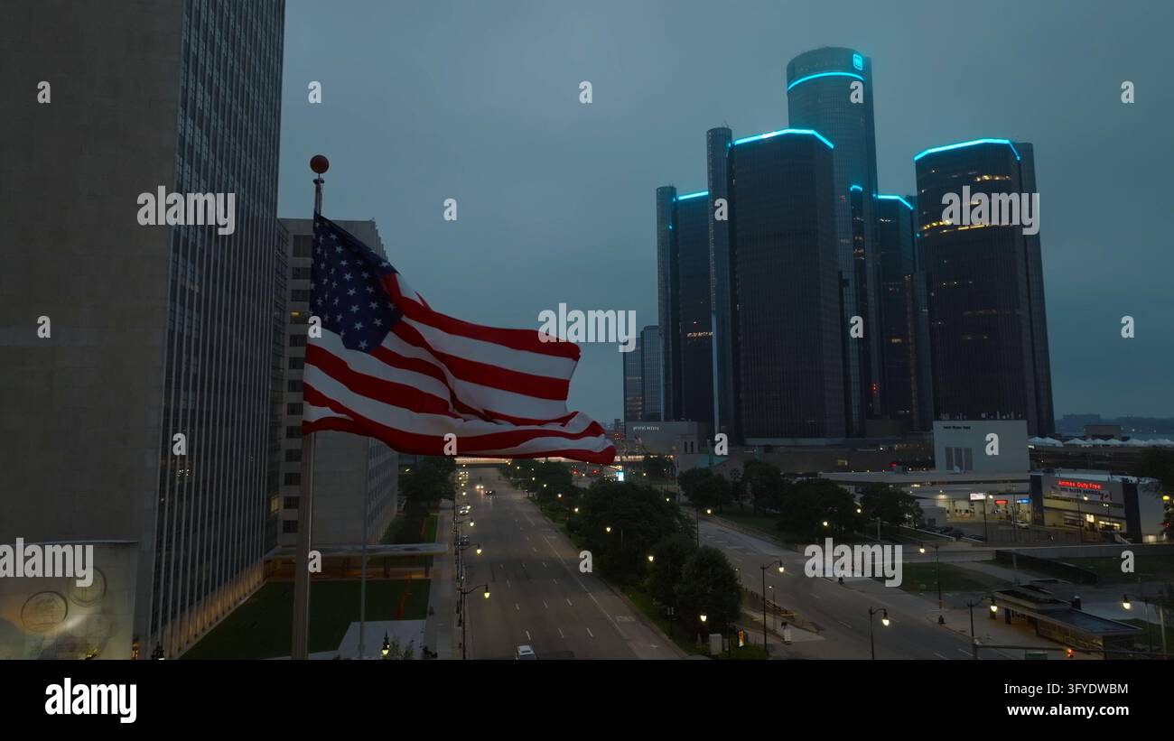 Vereinigte Staaten von Amerika (USA) - 2023-06-27: Amerikanische Flagge weht vor dem Renaissance Center und dem General-Motors-Hauptsitz in Detroit, Michigan. Stockfoto