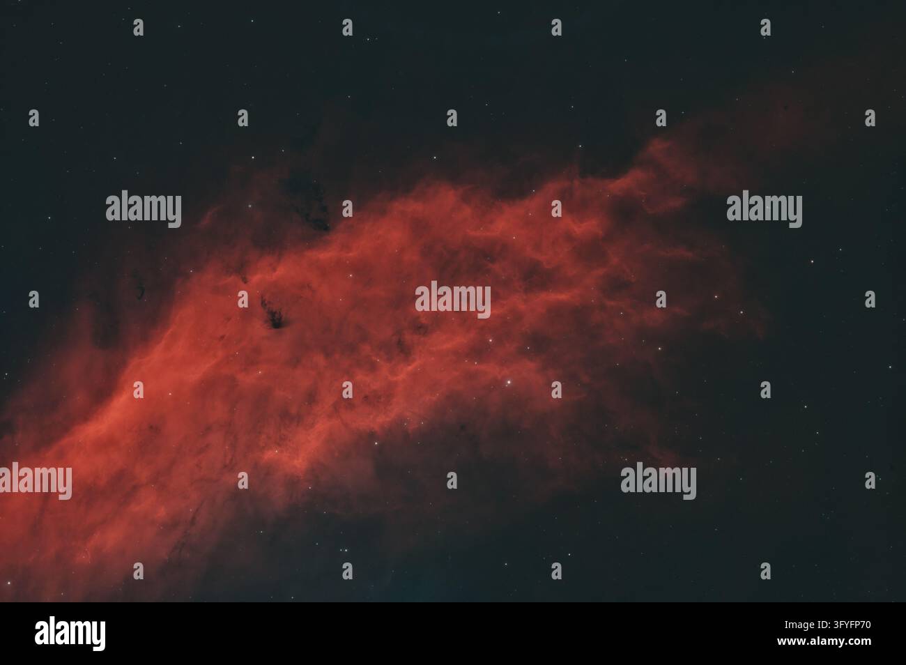 Kalifornischer Nebel leuchtet rot zwischen fernen Sternen Stockfoto