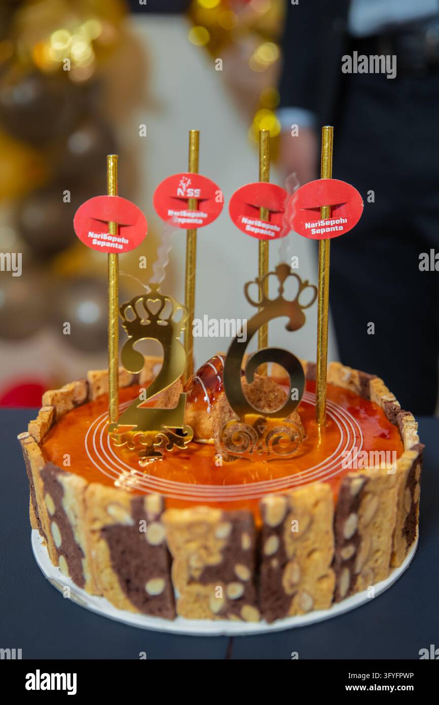 Nahaufnahme eines festlichen Geburtstagskuchens, der mit der Zahl 26 und goldenen Funkenkerzen dekoriert ist. Köstliches glasiertes Dessert für einen Meilenstein-Geburtstag oder Stockfoto