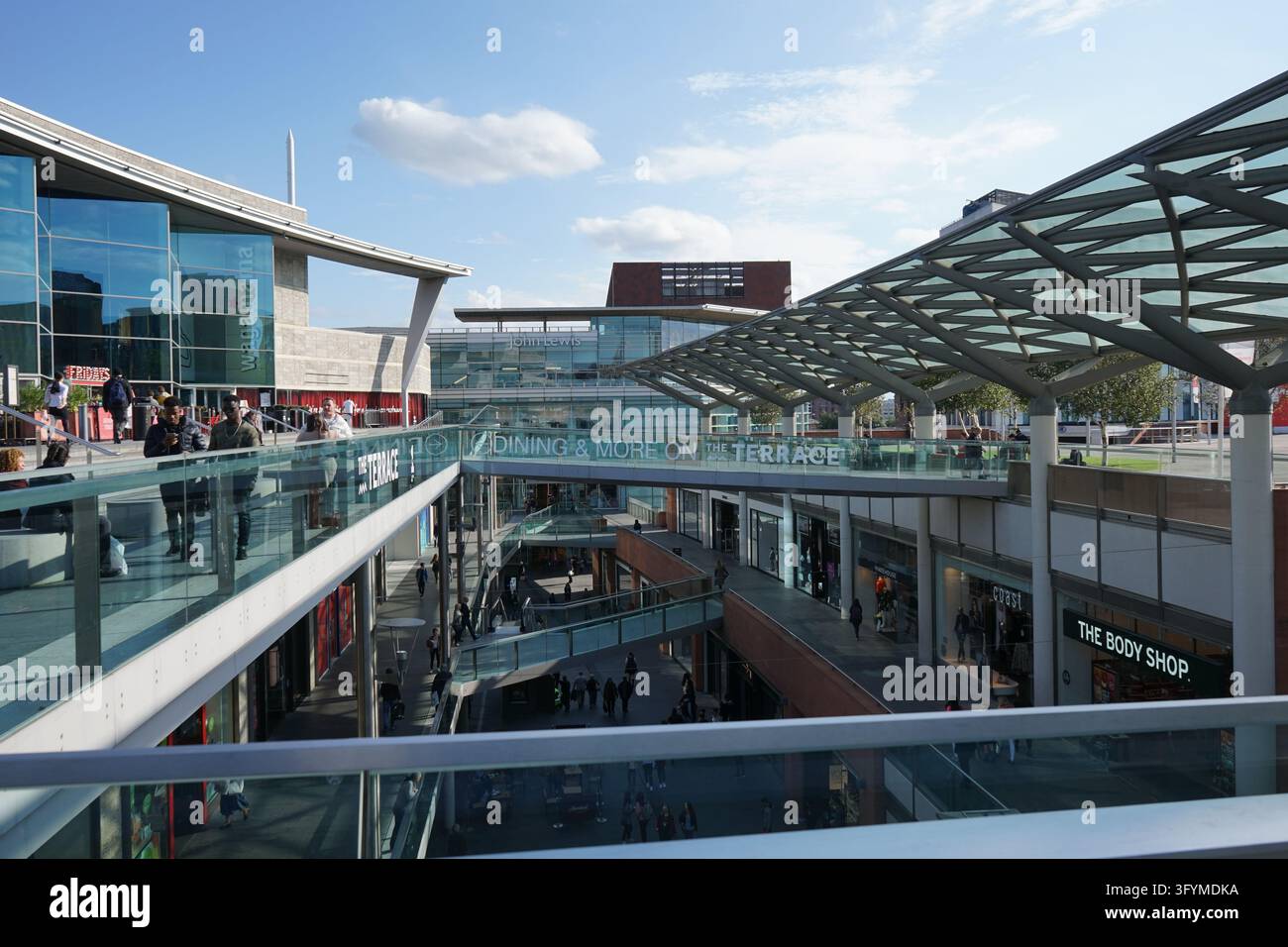 Ein überdachter Gang und Glasgeländer bieten einen Blick auf mehrere Einkaufsetagen bei Liverpool ONE. Stockfoto