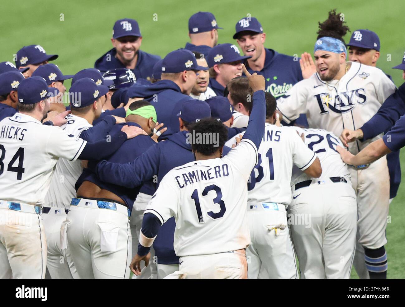 St. Petersburg, Vereinigte Staaten. 28. Oktober 2026. Tampa Bay Rays feiern, nachdem Ben Williamson im letzten Durchgang des zwölften Innings einen RBI-Single geschlagen hat, der den Rays einen 4:3-Sieg über die Milwaukee Brewers im vierten Spiel der MLB-World Series 2026 im Tropicana Field in St. Petersburg, Florida, am Dienstag, dem 27. Oktober 2026, bescherte. Die Brewers führen in der Best-of-Seven-Serie mit 3:1. Foto von Aaron Josefczyk/UPI Credit: UPI/Alamy Live News Stockfoto