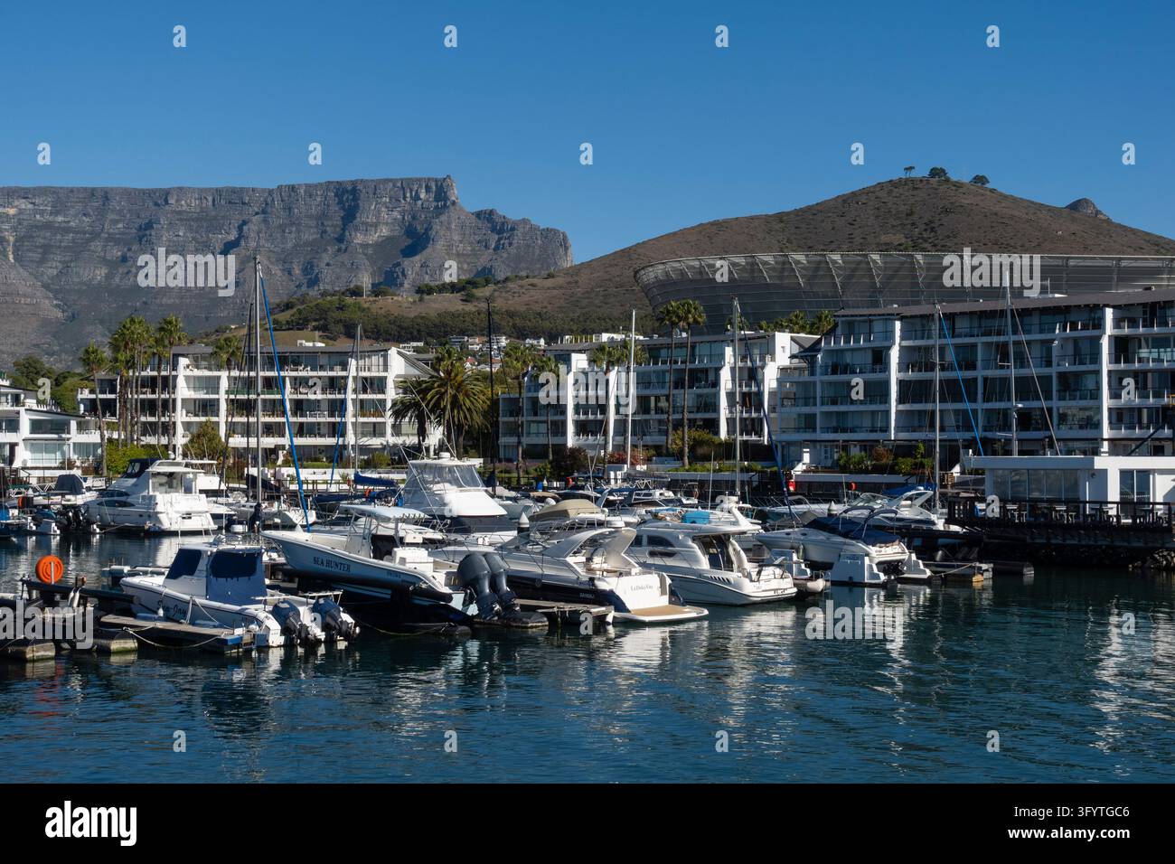 Green Point Hafen, Stadion und Tafelberg, Kapstadt, Südafrika. Stockfoto
