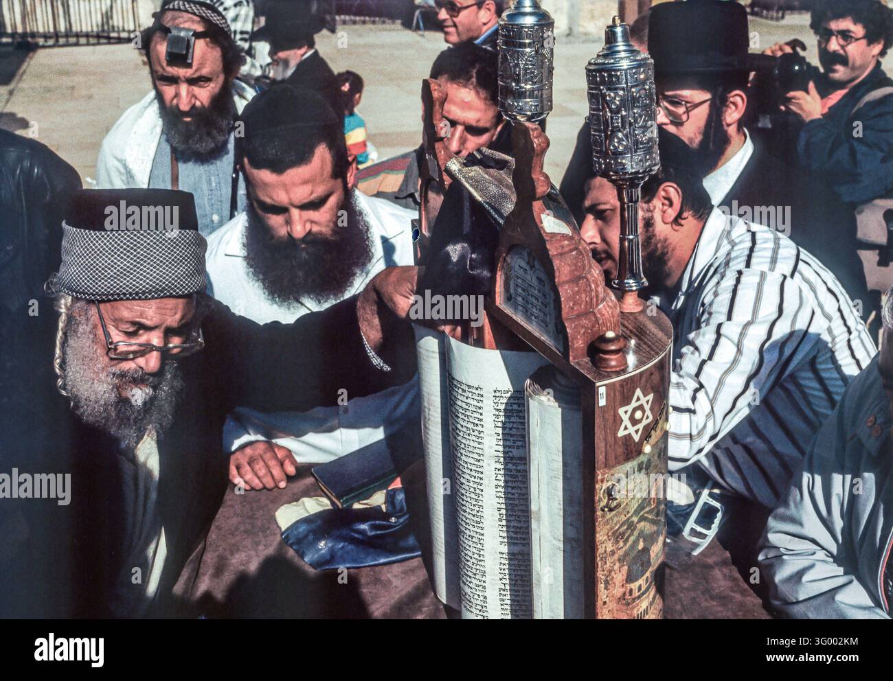 Jerusalem, Israel - 1. Januar 1994: Orthodoxe jüdische Männer beten an der Klagemauer in Jerusalem, Israel. Die Annexion Ost-Jerusalems durch Israel im Jahr 1967, Stockfoto