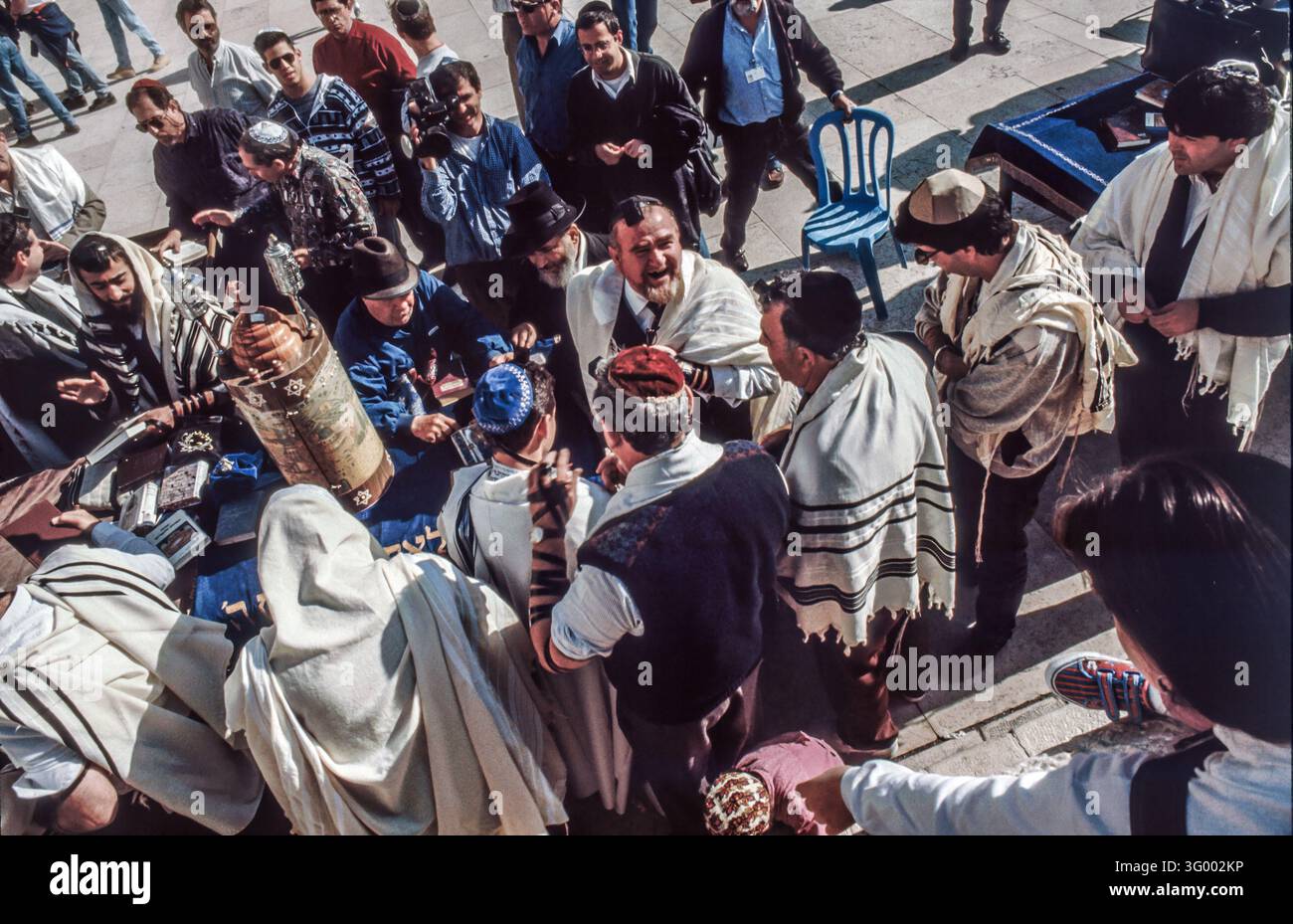 Jerusalem, Israel - 1. Januar 1994: Orthodoxe jüdische Männer beten an der Klagemauer in Jerusalem, Israel. Die Annexion Ost-Jerusalems durch Israel im Jahr 1967, Stockfoto