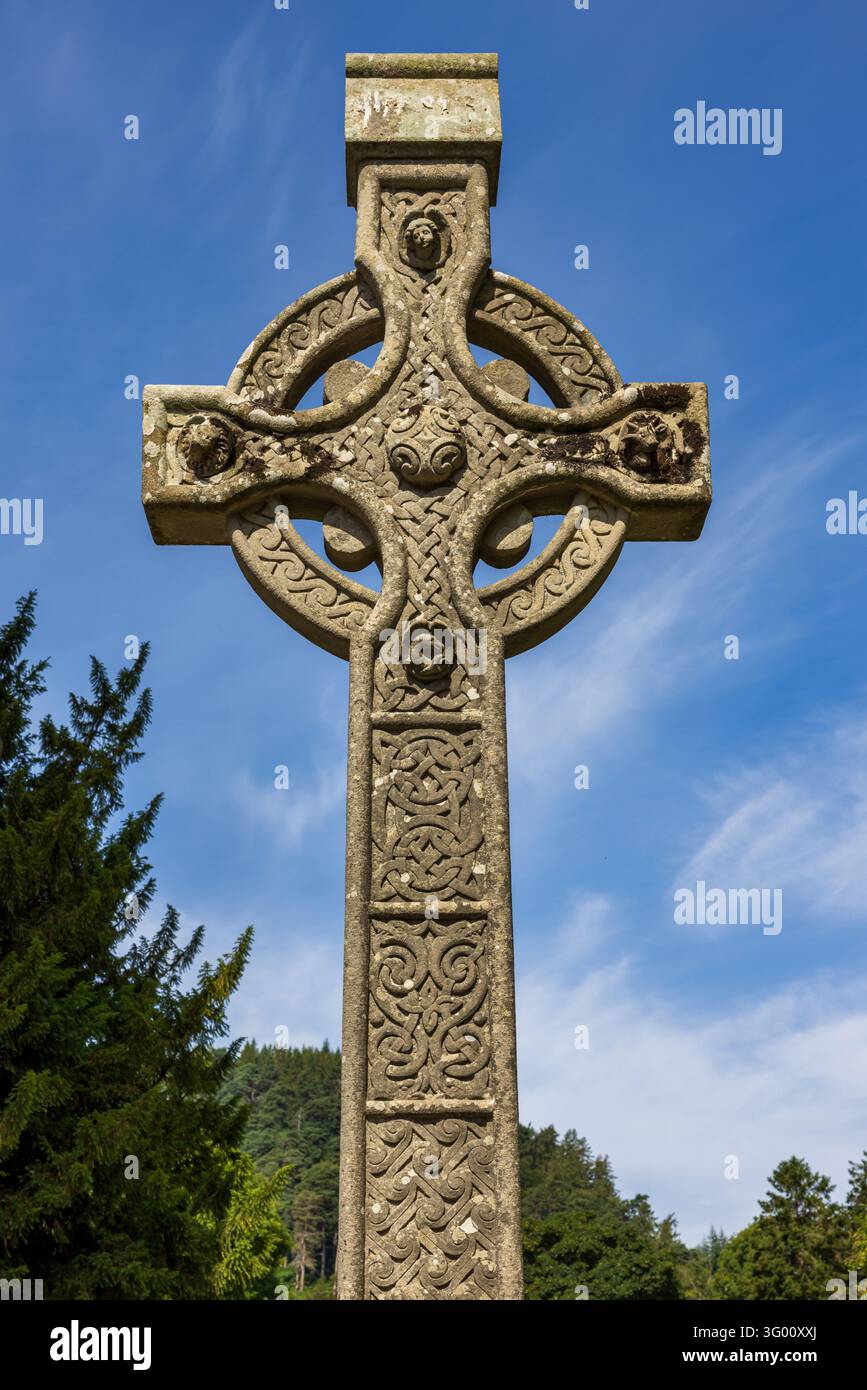 Nahaufnahme eines alten keltischen Kreuzgrabsteins in Irland Stockfoto