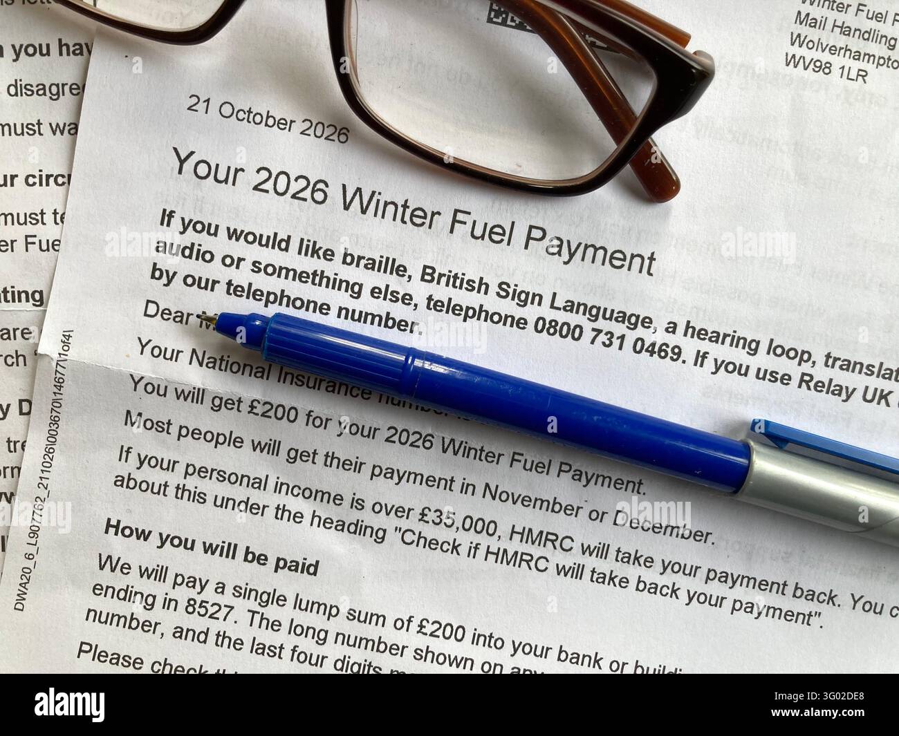 Benachrichtigungsbrief des Ministeriums für Arbeit und Soziales über die Winter Fuel-Zahlung 2026. UK - Smartphone-aufgenommenes Stockfoto