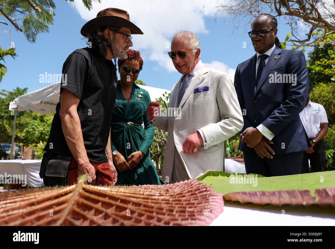 König Charles III., begleitet von Steven Jacobs, einem Minister im Ministerium für Kultur, Jugend und Sport von Guyana, spricht mit Carlos Magdalena, einem botanischen Gärtner im Royal Botanic Gardens, Kew, während er die Promenade Gardens besucht, einen der ältesten öffentlichen Räume von Georgetown, im Rahmen des königlichen Besuchs in Guyana. Bilddatum: Freitag, 30. Oktober 2026. Stockfoto