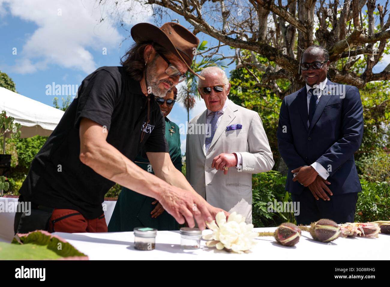 König Charles III., begleitet von Steven Jacobs, einem Minister im Ministerium für Kultur, Jugend und Sport von Guyana, trifft sich mit Carlos Magdalena, einem botanischen Gärtner im Royal Botanic Gardens, während er die Promenade Gardens besucht, einen der ältesten öffentlichen Räume von Georgetown, im Rahmen des königlichen Besuchs in Guyana. Bilddatum: Freitag, 30. Oktober 2026. Stockfoto