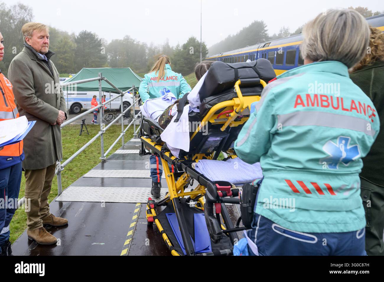 UTRECHT, Niederlande, 2026-10-31 09:37:19 UTRECHT, 31.10.2026, Katastrophenkrankenhaus König Willem Alexander besucht die jährliche Übung des Katastrophenkrankenhauses in Utrecht, die dieses Jahr in Zusammenarbeit mit verschiedenen Verteidigungszweigen organisiert wird. Die Übung "Dubbelspoor" bringt die gesamte medizinische Kette zusammen. FOTO: NLBeeld/Patrick van Emst Credit: NL Beeld / Patrick van Emst Stockfoto