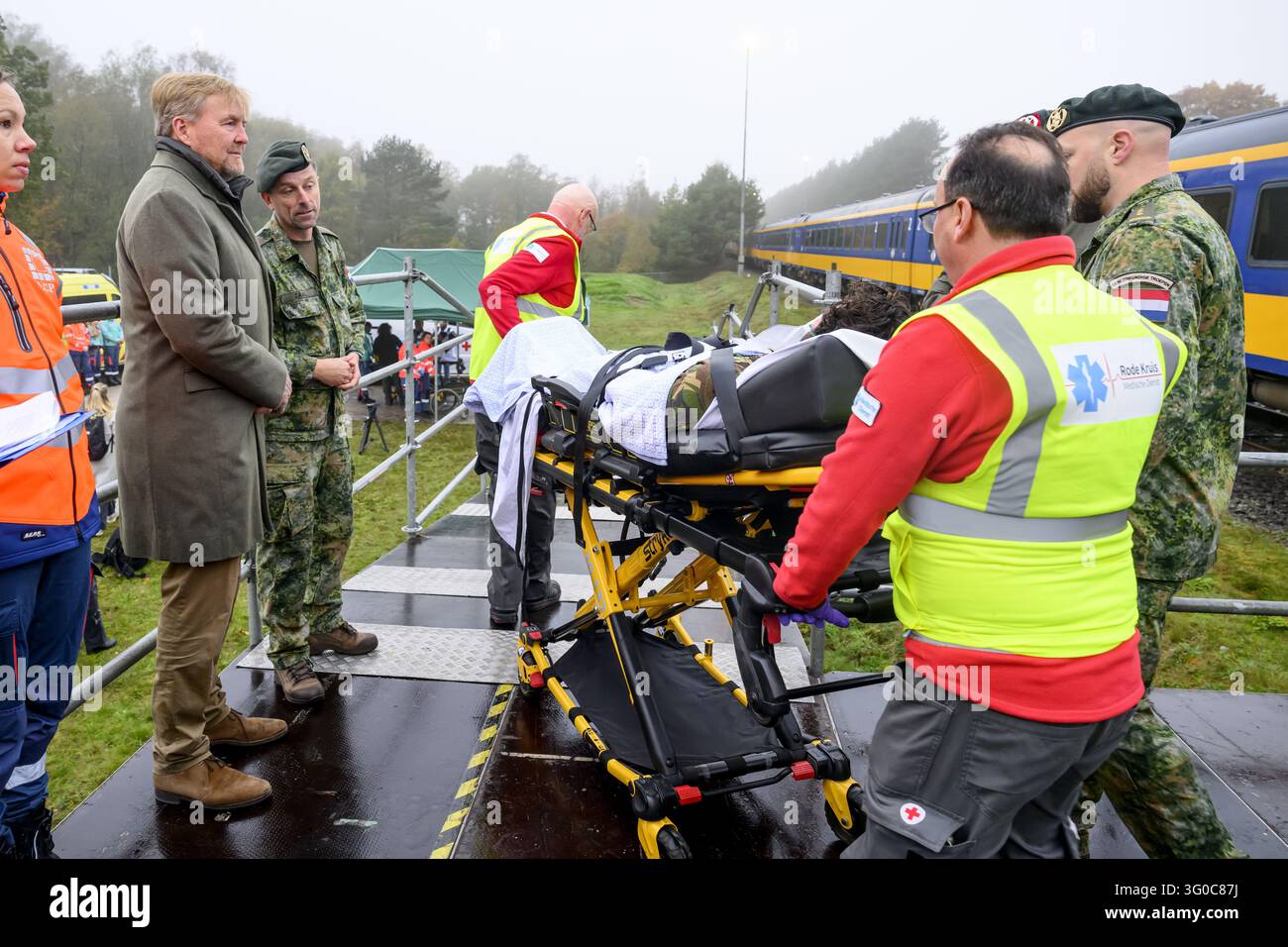UTRECHT, Niederlande, 2026-10-31 09:37:51 UTRECHT, 31.10.2026, Katastrophenkrankenhaus König Willem Alexander besucht die jährliche Übung des Katastrophenkrankenhauses in Utrecht, die in diesem Jahr in Zusammenarbeit mit verschiedenen Verteidigungszweigen organisiert wird. Die Übung „Dubbelspoor“ bringt die gesamte medizinische Kette zusammen. FOTO: NLBeeld/Patrick van Emst Credit: NL Beeld / Patrick van Emst Stockfoto