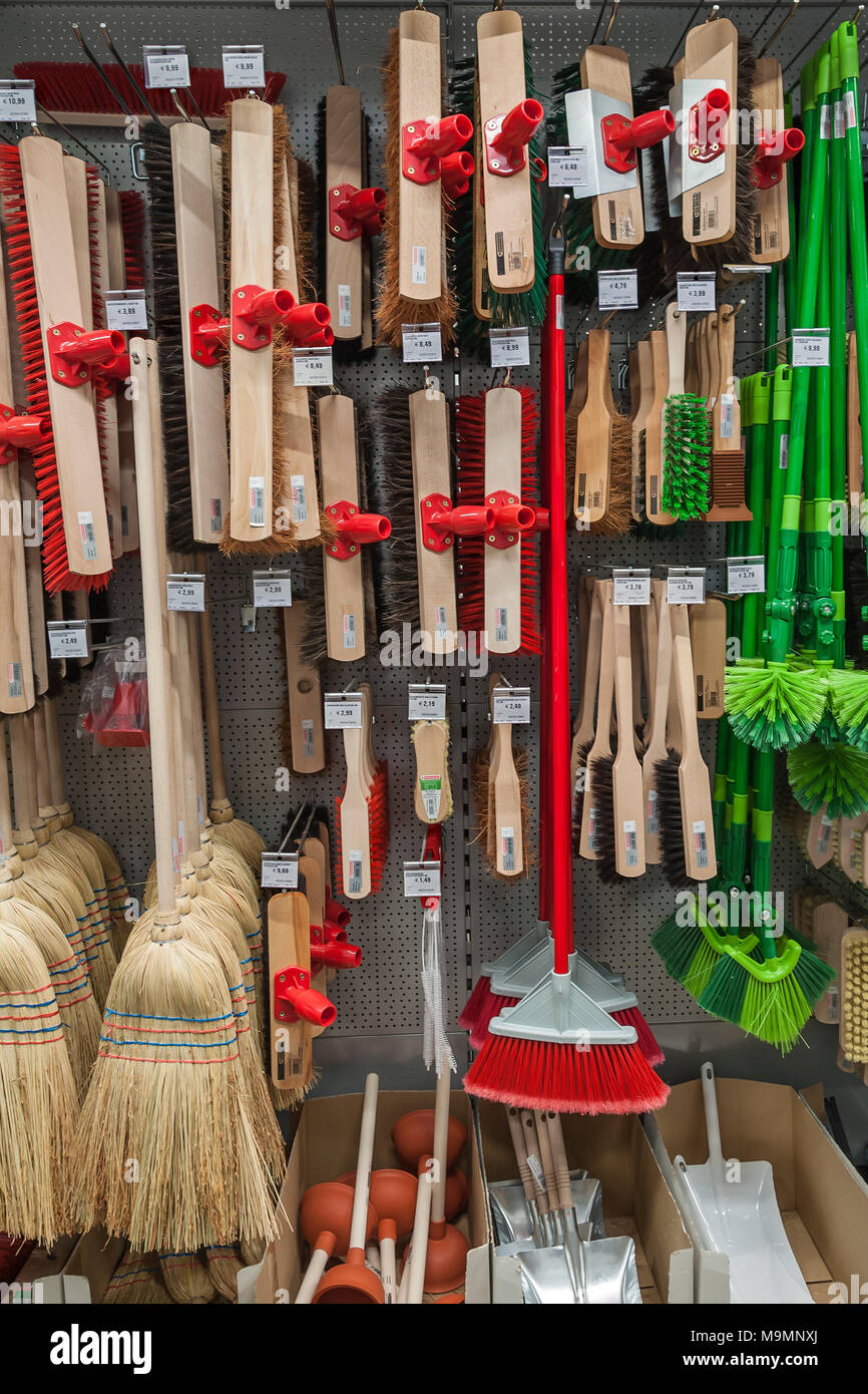Besen, Bürsten und Pinsel, Hardware Store, Interieur, Bayern ... Besen, Bürsten und Pinsel, Hardware Store, Interieur, Bayern ...