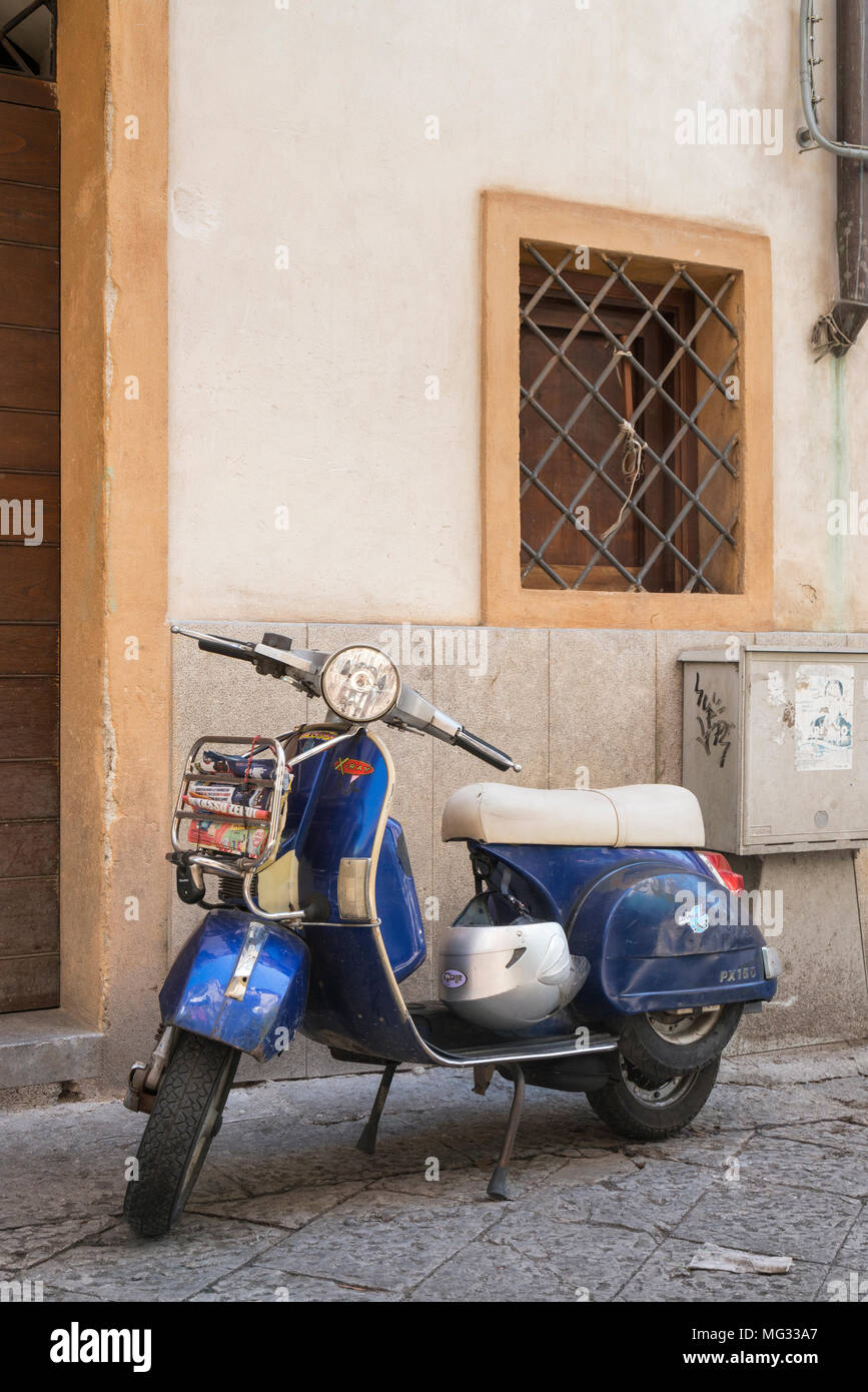 Einen Alten Blauen Vespa Px 150 Roller In Palermo Sizilien Italien