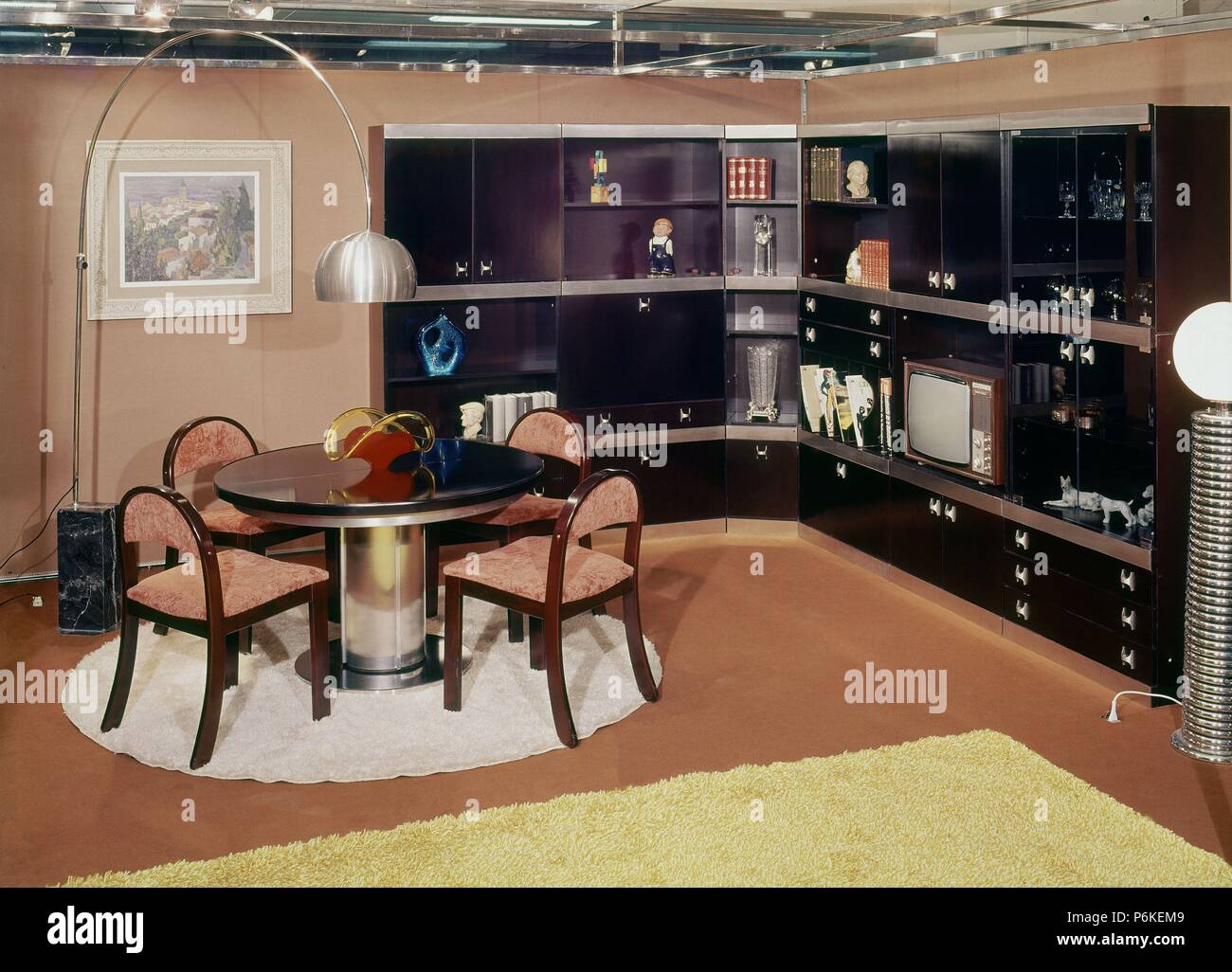 DECORACION-salon Comedor: Años 70 Stockfoto, Bild: 210640985 - Alamy DECORACION-salon Comedor: Años 70 Stockfoto, Bild: 210640985 - Alamy