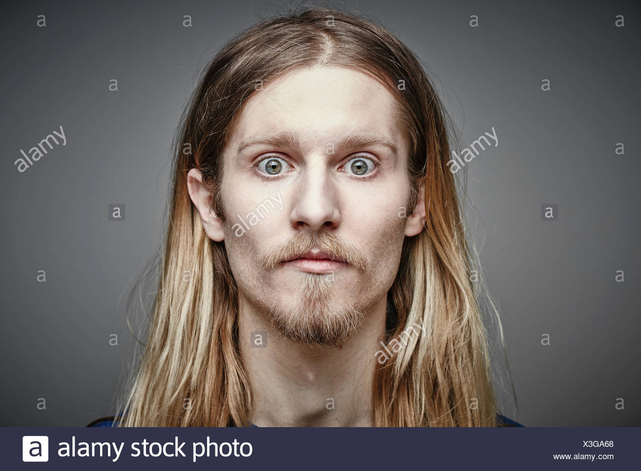 Porträt Der Darsteller Jungen Mannes Mit Langen Blonden Haaren Und
