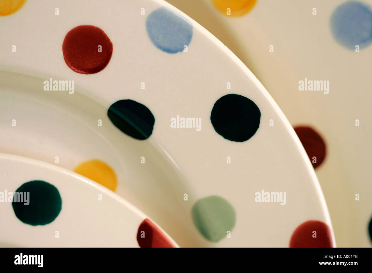 bunte Punkte Flecken Geschirr traditionelles Design Tee Zeit Gastronomie Porzellan China Keramik-Keramik Essen und Getränke cap Becher Teller Stockfotografie