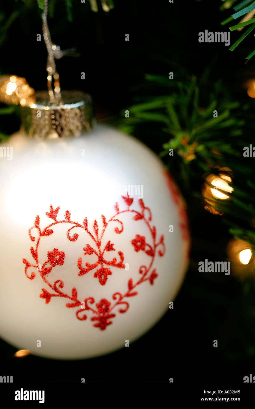 X-Mas Xmas Dekoration Christbaumkugel Kugel Spielzeugpuppe dekorieren Party Feier weichen Geschenke Weihnachten Lichter Neujahr christliche Vater Stockfoto