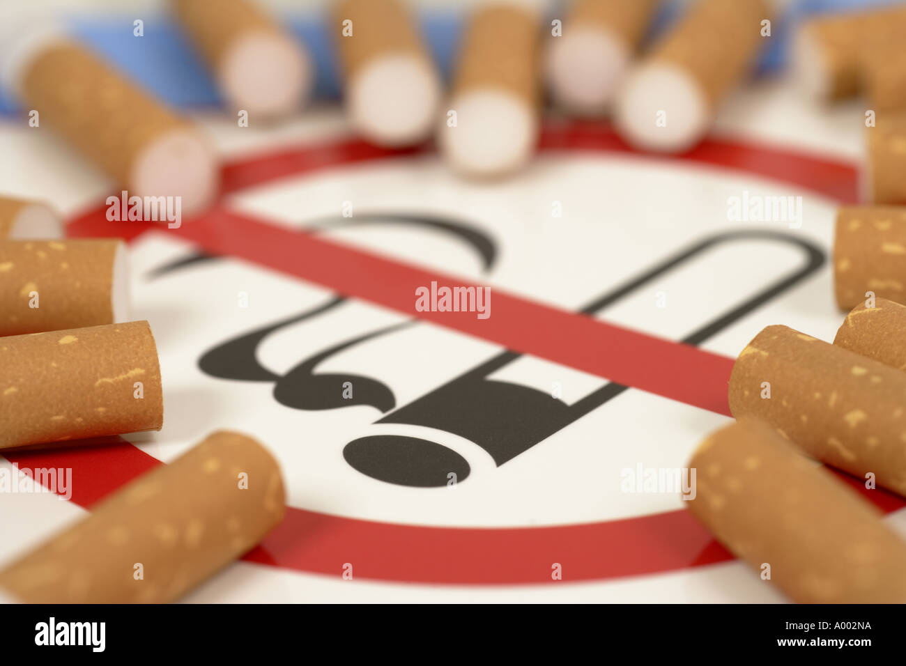 Zigaretten rauchen melden Stockfoto