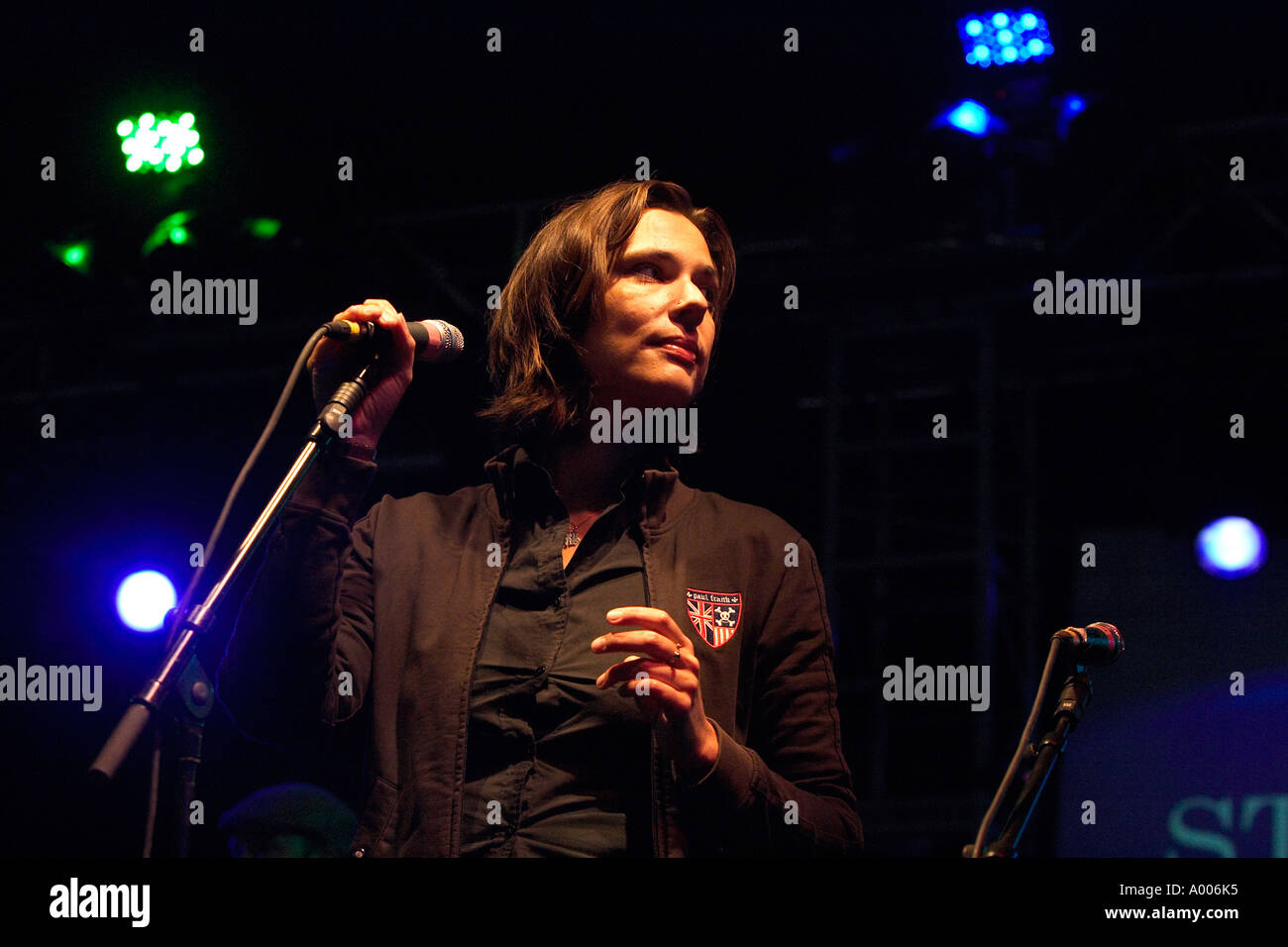 Laetitia Sadier von Stereolab Band live an der Carling Festival Leeds August 2004 Stockfoto