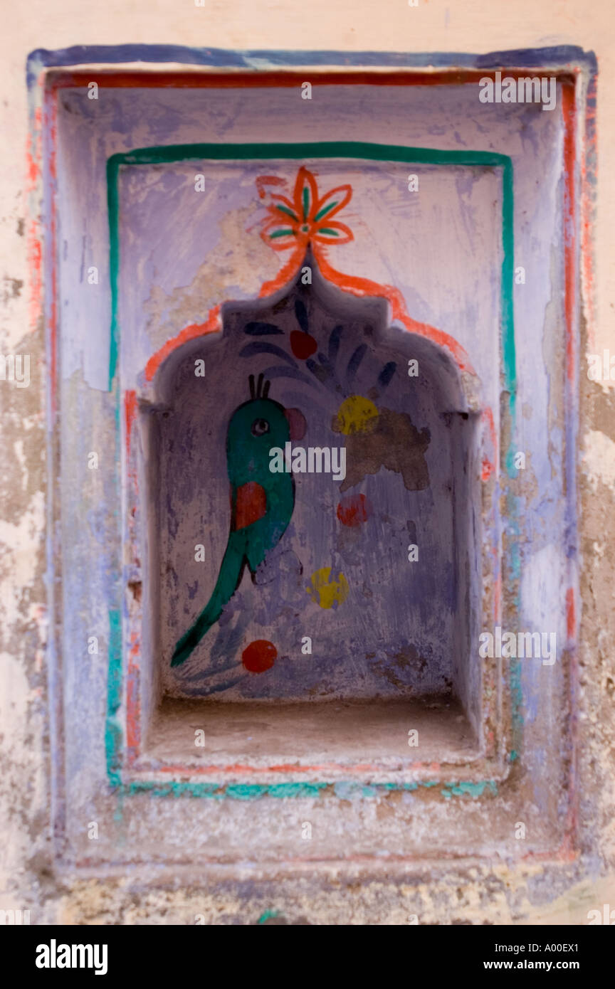 Kleine Straße hinduistischer Schrein mit Papagei Varanasi Uttar Pradesh, Indien Stockfoto