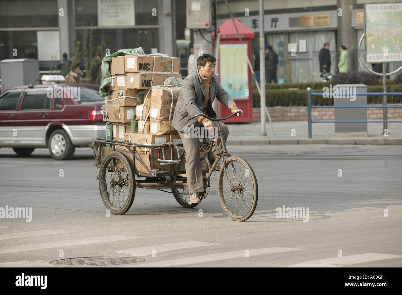 Shanghai Straßenszene mit dem Transport von Gütern auf einem Anhänger. Stockfoto