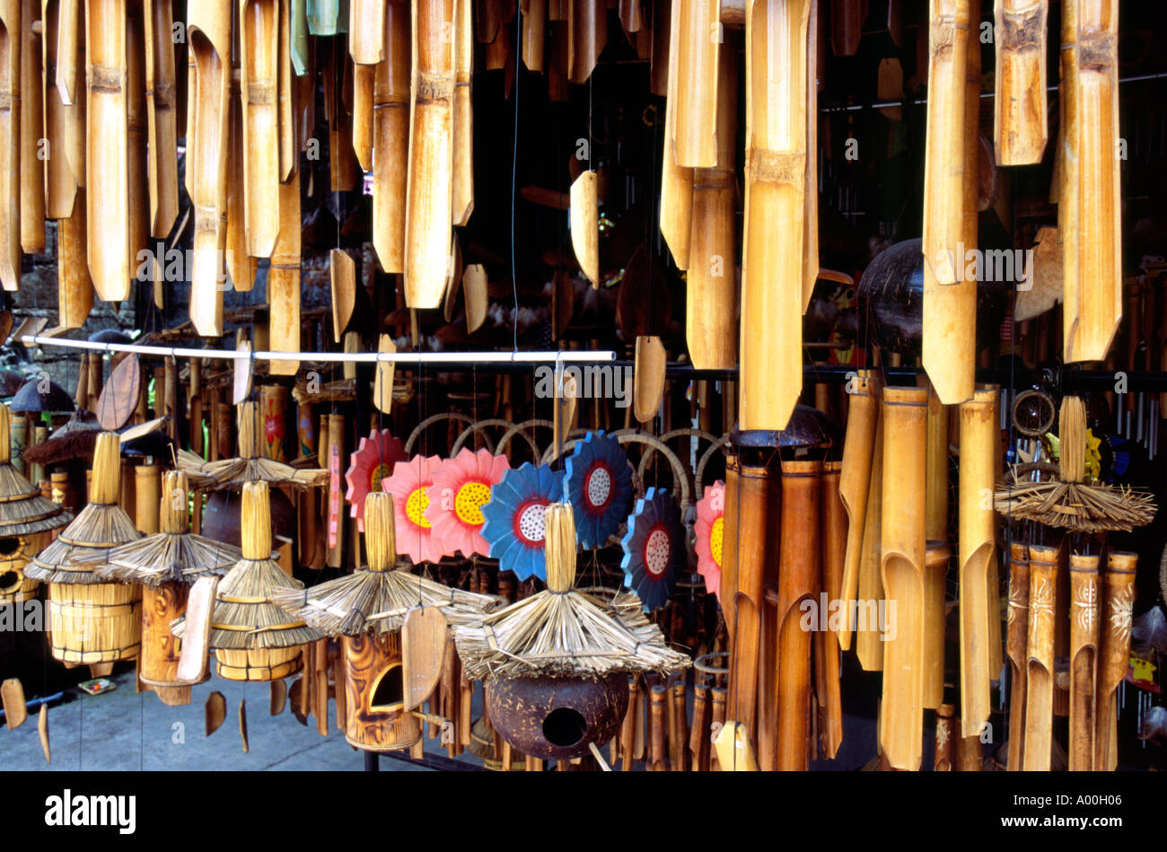 aus Holz und Bambus Windspiele in verschiedenen Ausführungen hängen für Verkauf außerhalb ein Geschäft in der Tegalallang-Ubud-Bali Stockfoto