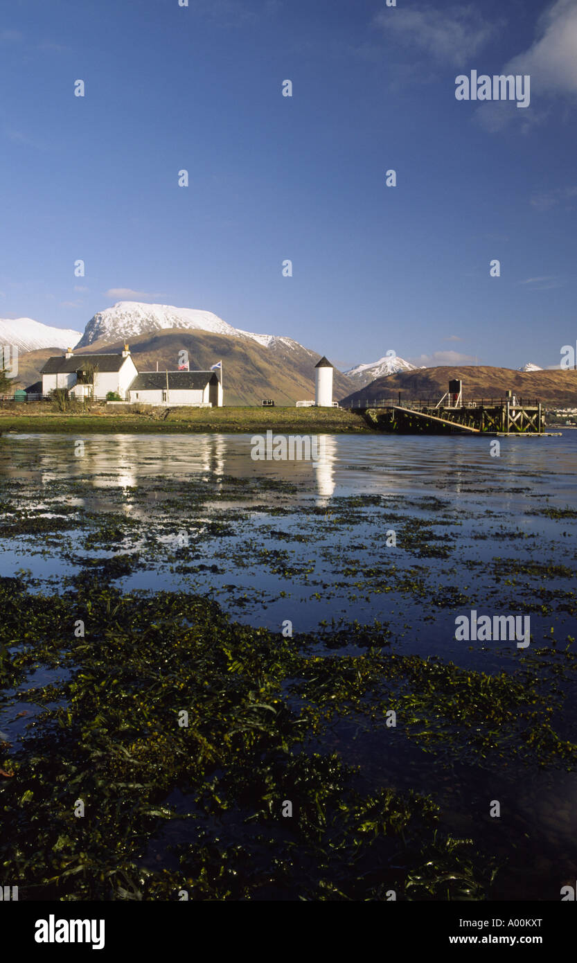 Leuchtturm am Beginn der Caledonian Canal bei Corpach mit Ben Nevis und Fort William hinter Schottland, Vereinigtes Königreich Stockfoto