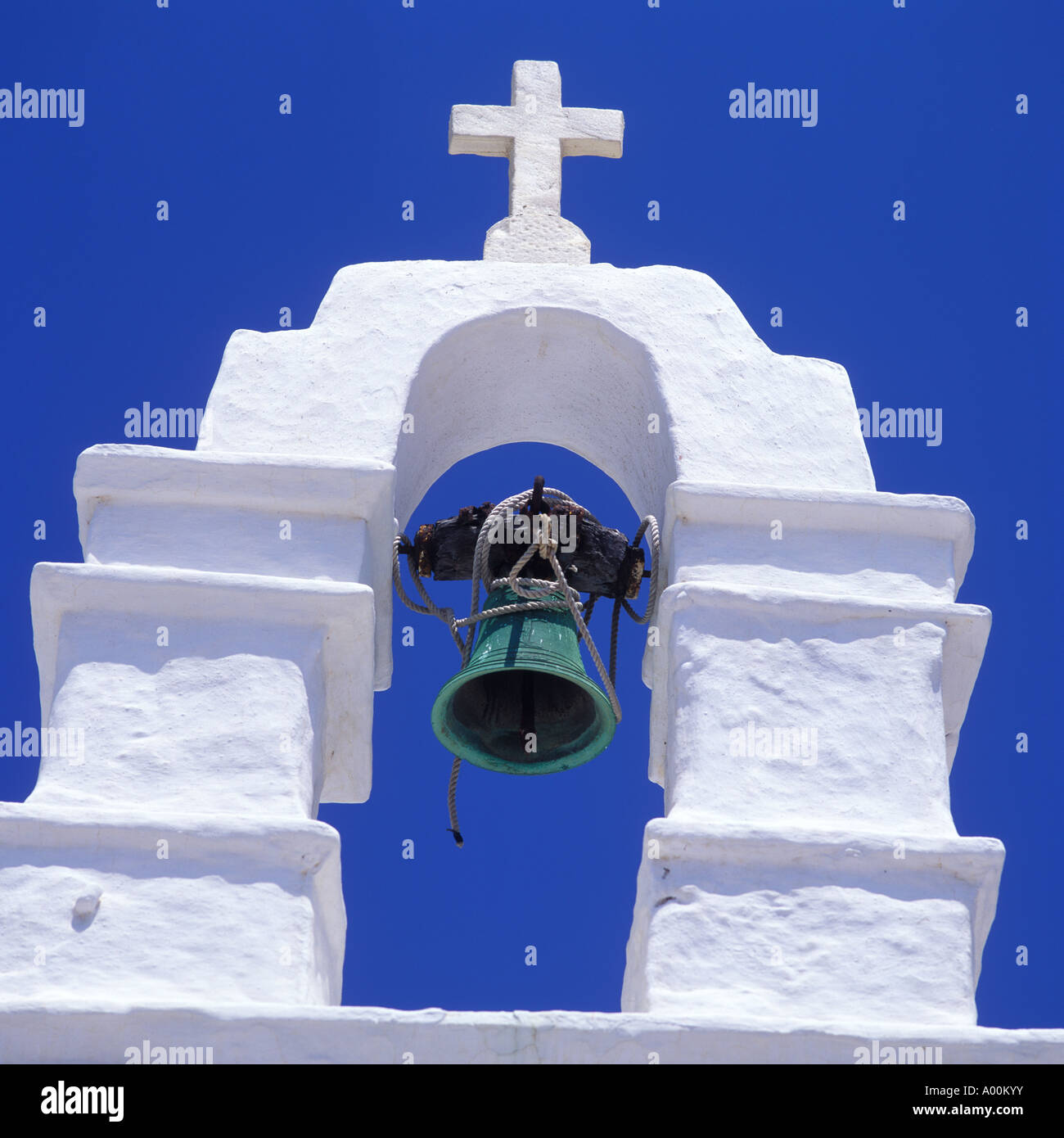 GLOCKENTURM DER KIRCHE IN GRIECHENLAND Stockfoto