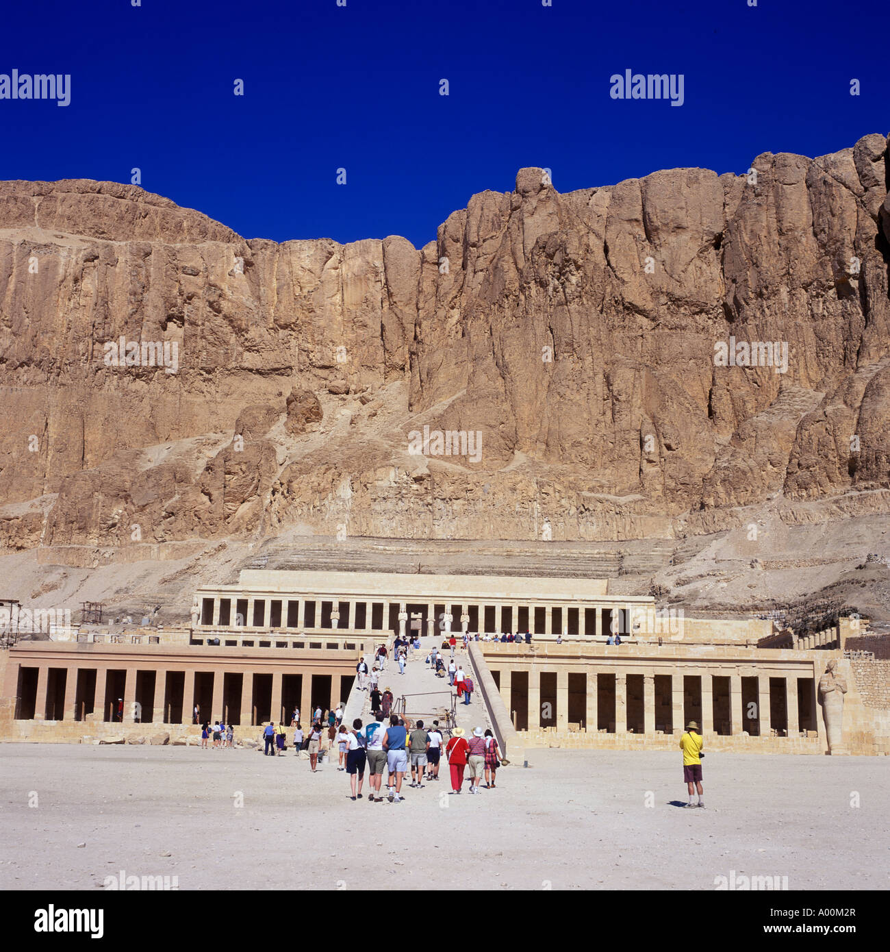 KÖNIGIN HATSCHEPSUT-TEMPEL IN DER NÄHE VON LUXOR ÄGYPTEN Stockfoto