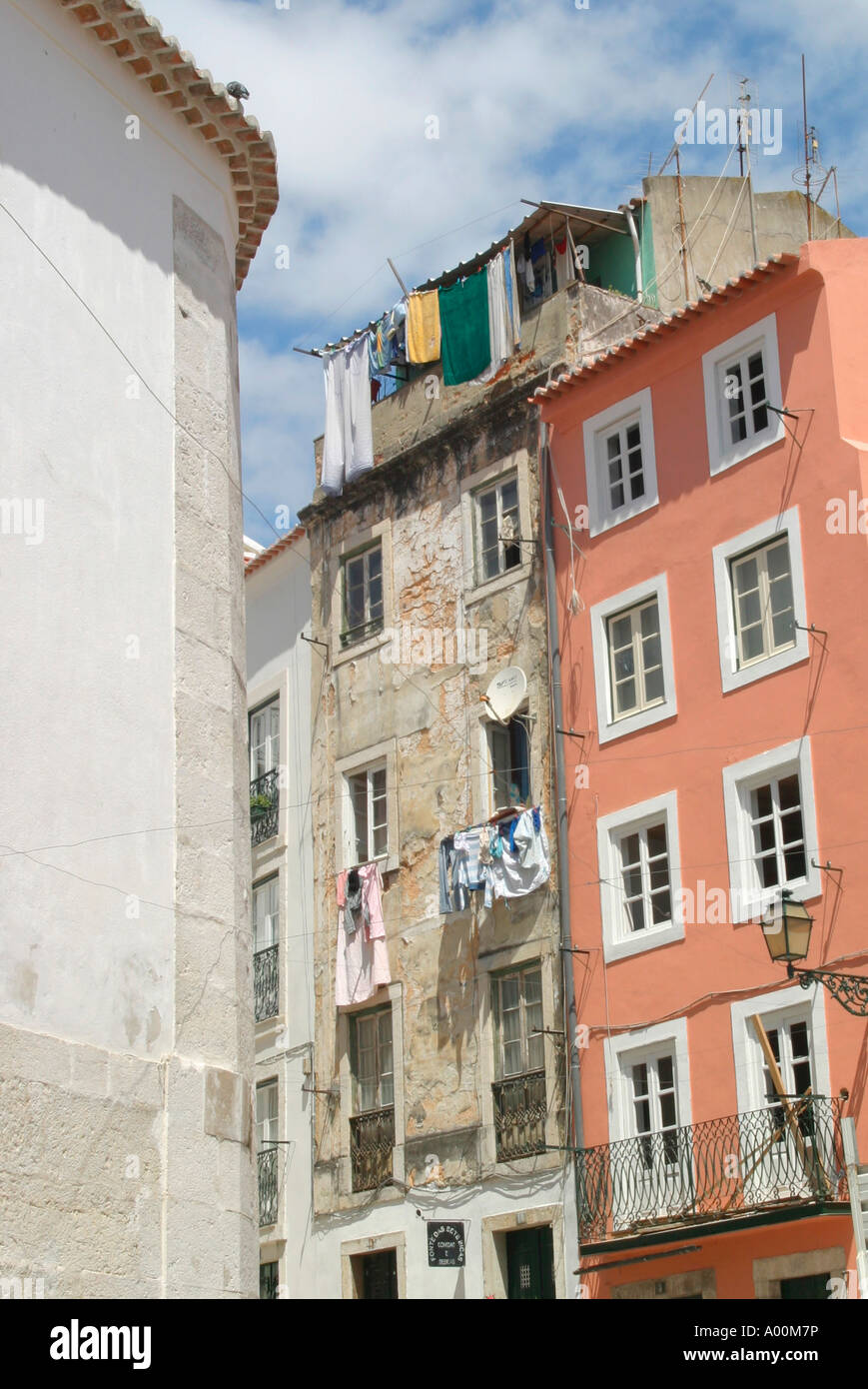 Slum Häuser von São Miguel Kirche in Alfama, Altstadt von Lissabon, Portugal Stockfoto