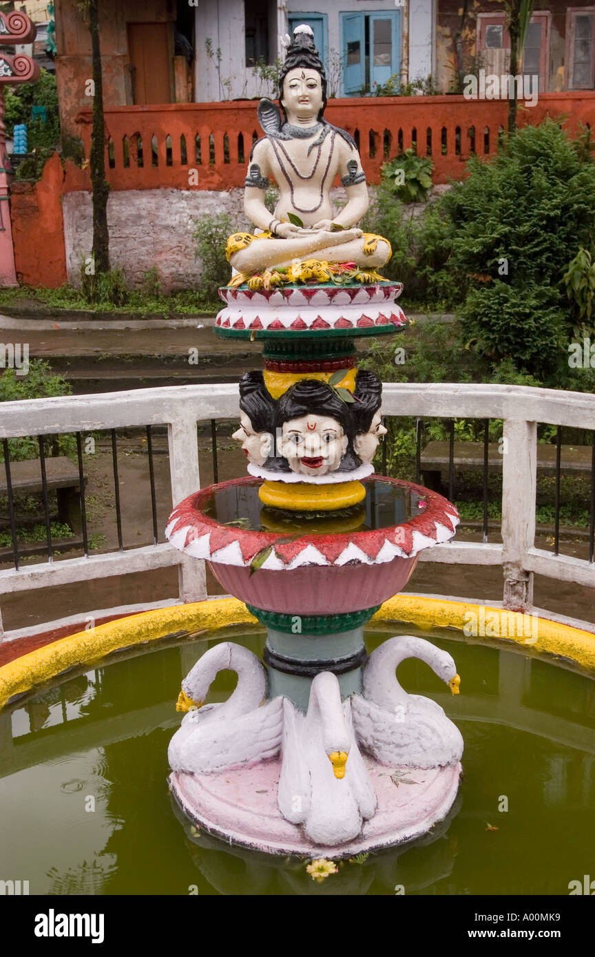 Meditieren Shiva auf Lotos-Blume mit Schwänen Dhirdham Tempel Pashupatinath Shiva Darjeeling West Bengal Indien Stockfoto