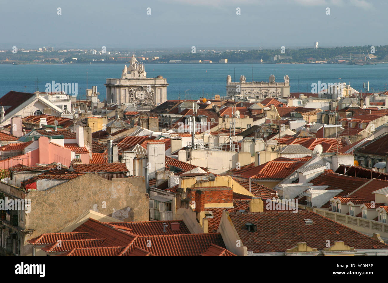 Blick über Lissabon Stadt zum Fluss Tajus Stockfoto